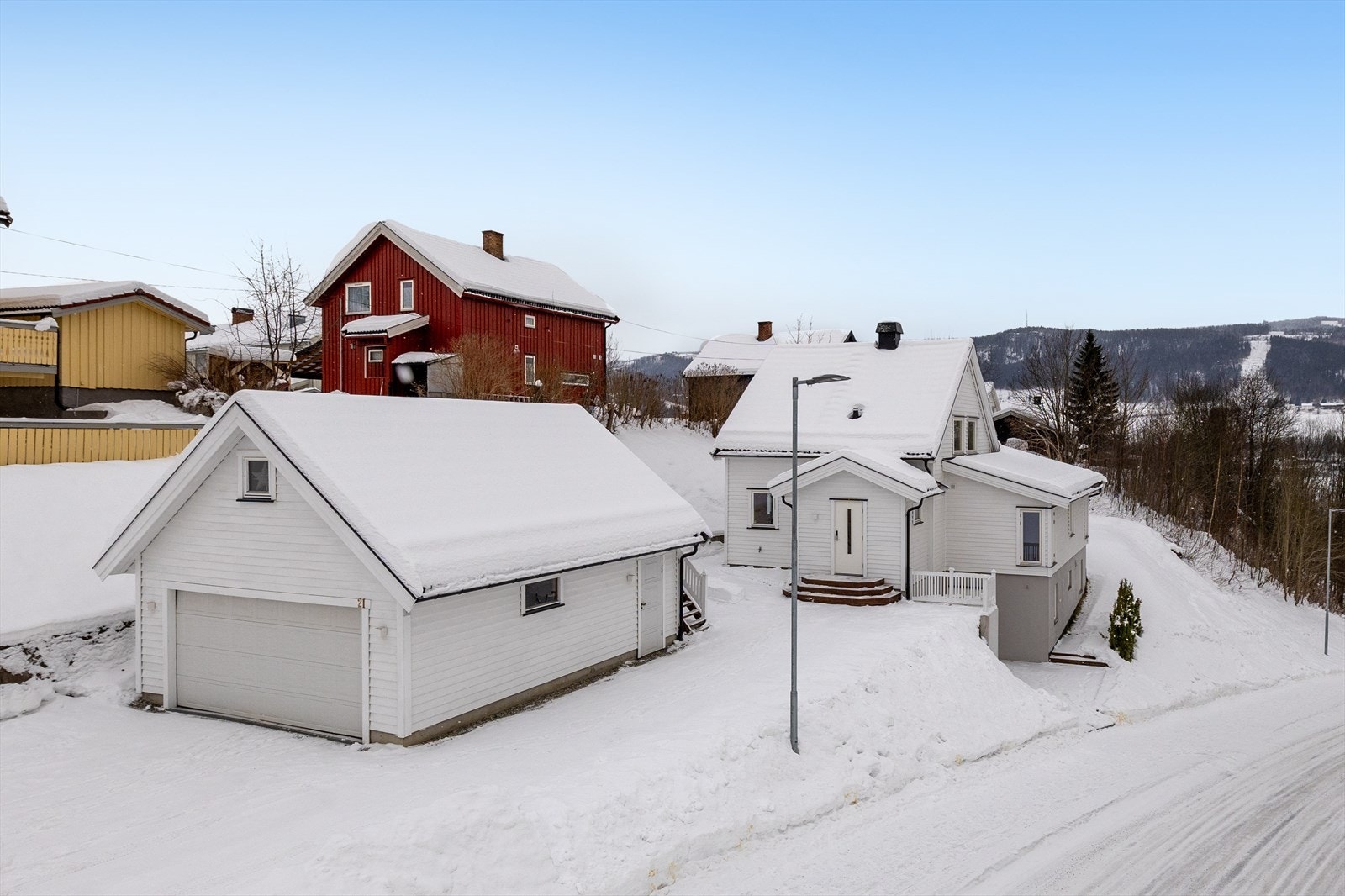 Velkommen til Mosoddvegen 21 A og B - en familievennlig enebolig i rolige og barnevennlige omgivelser! Galleribilde