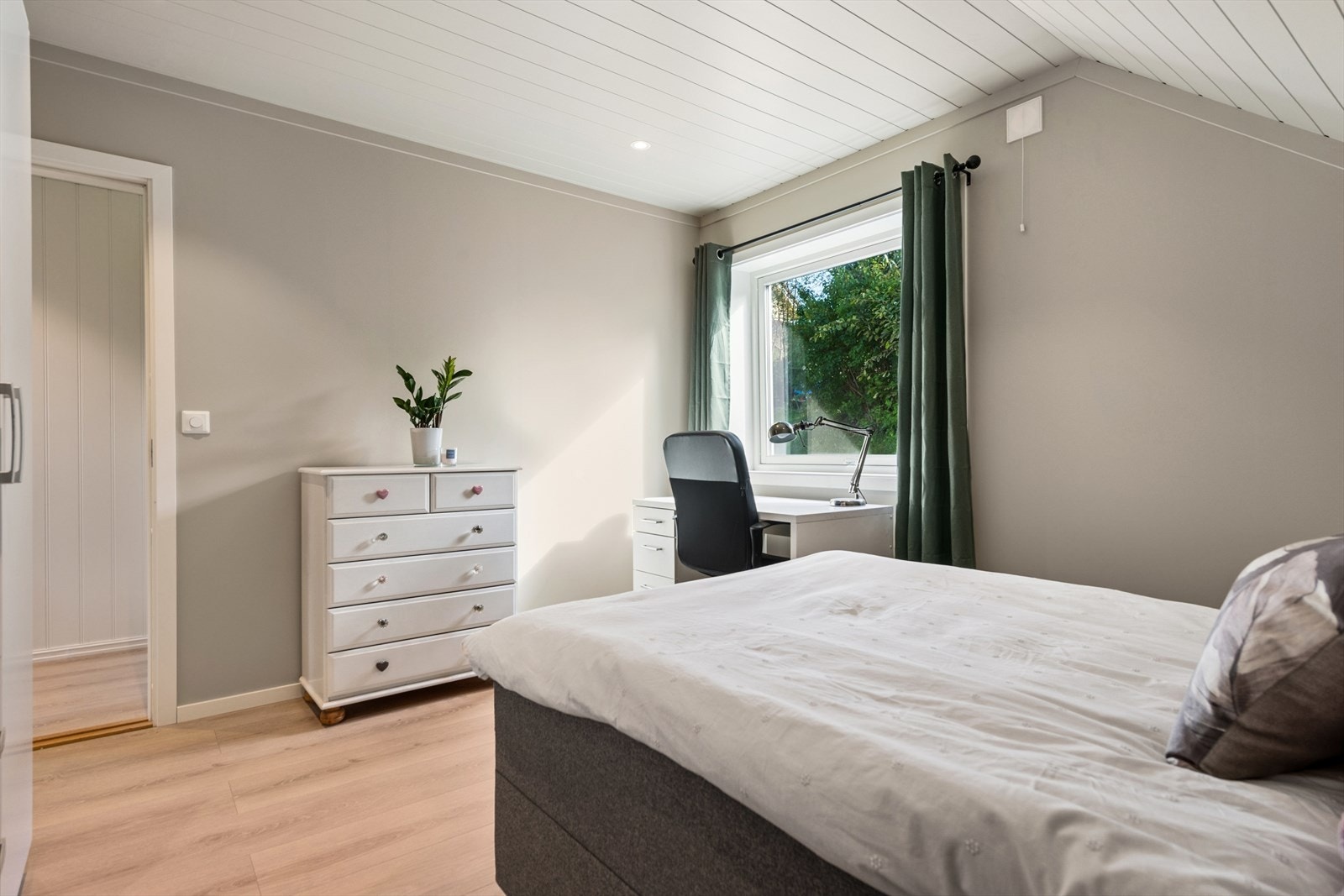 Rommene i 2. etasje måler ca. 12,7 m2, 10,79 m2 og 9,2 m2. Galleribilde