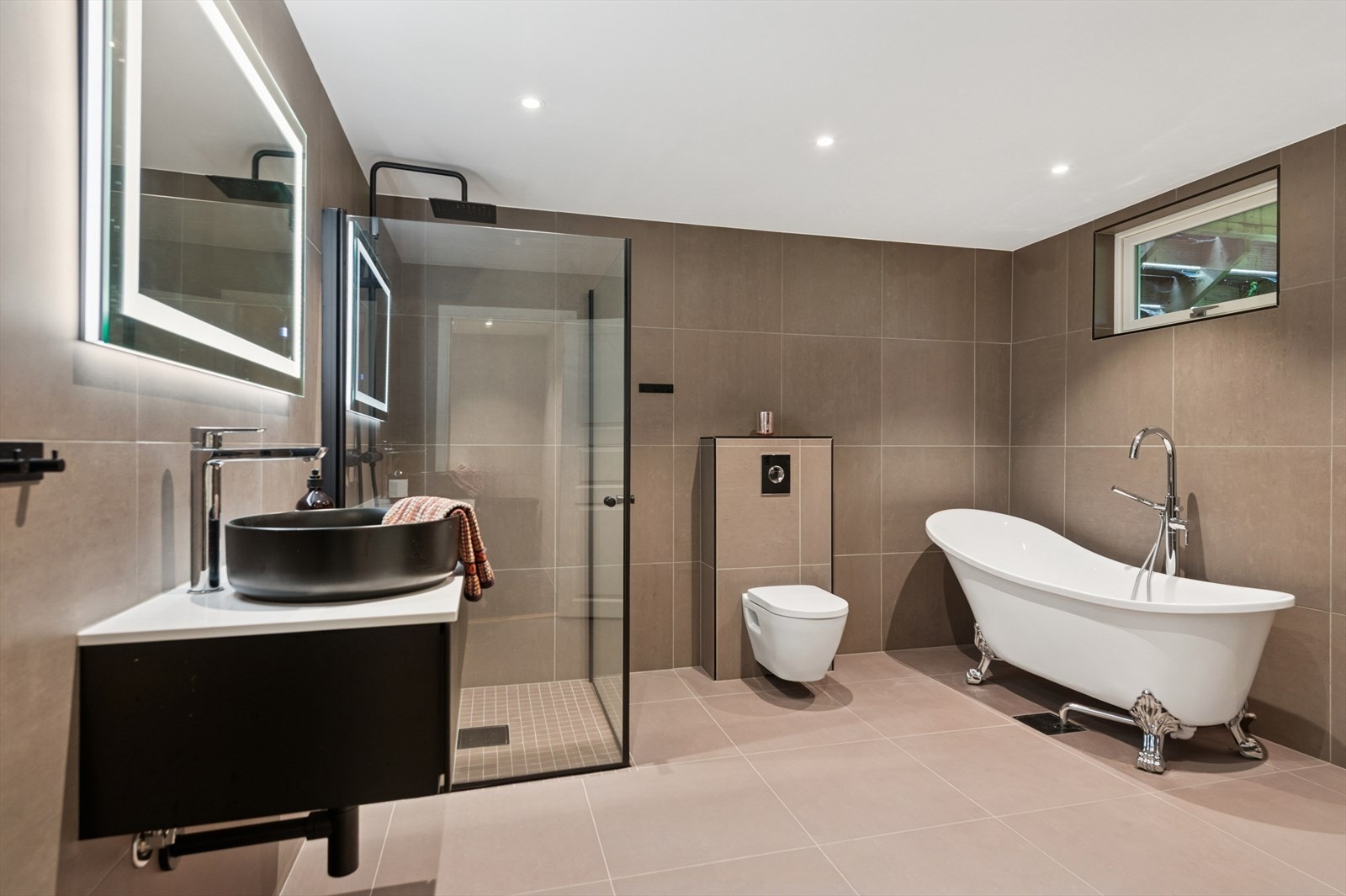 I U. etasje finner man et kombinert bad og vaskerom, hvor vaskeromsdelen er fra 2018 og baderomsdelen er fra 2021. Galleribilde