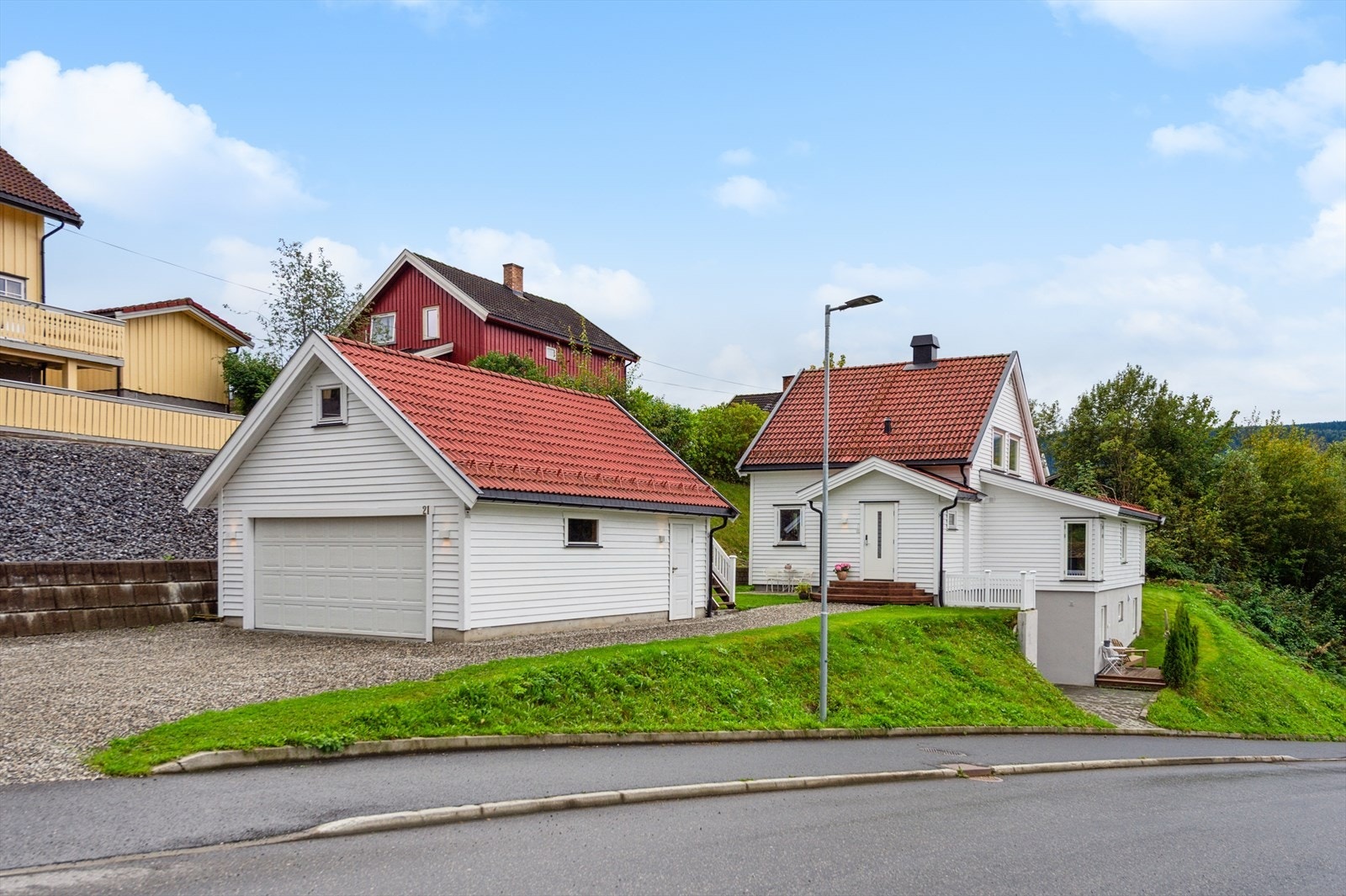 Hele huset inkl. garasje og tilbygg ble malt i 2025. Galleribilde