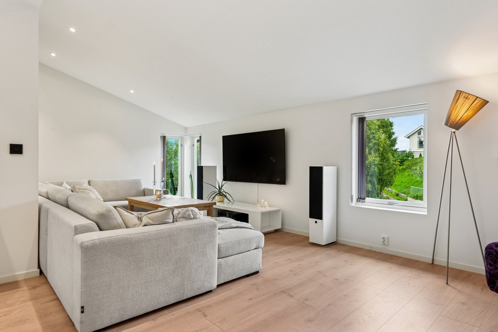 Deler av stue i byggets 1. etasje ble tilbygget i 2014. Galleribilde