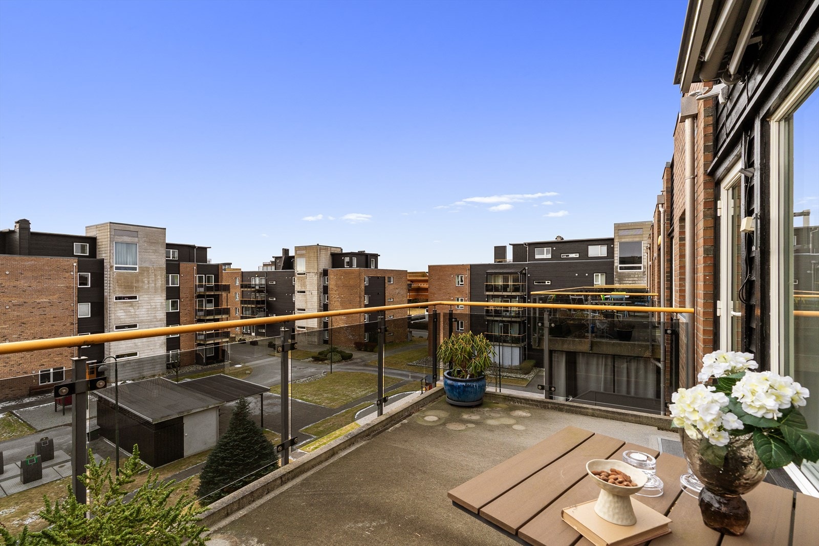 Sør-vendt terrasse med gode solforhold - tilkomst fra Stue/kjøkken Galleribilde