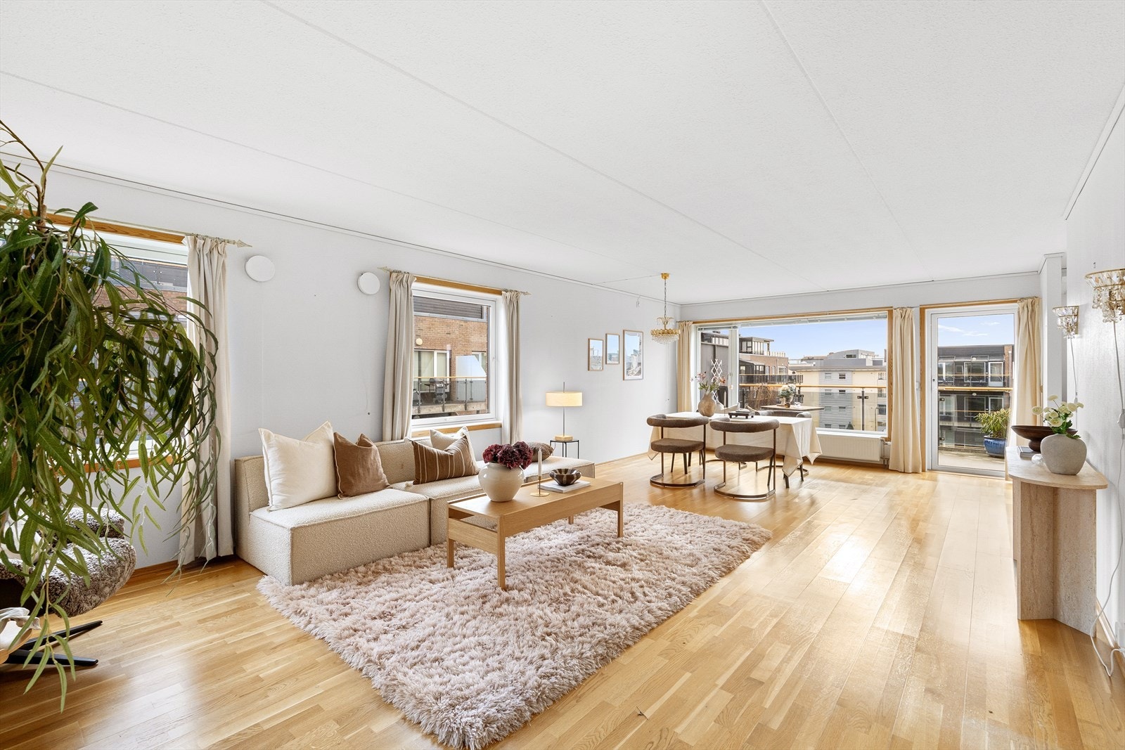 Innbydende stue med store vindusflater som slipper inn godt med naturlig lys samt utgang til terrasse Galleribilde