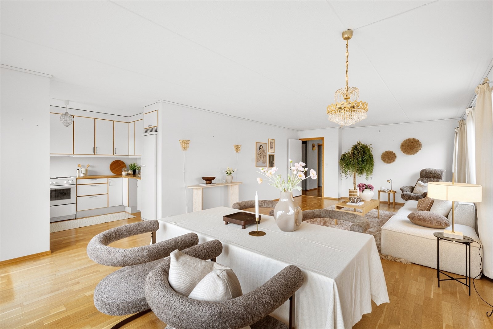 I stuen er det god plass til å dekke på langbord ved hyggelige sammenkomster. Galleribilde