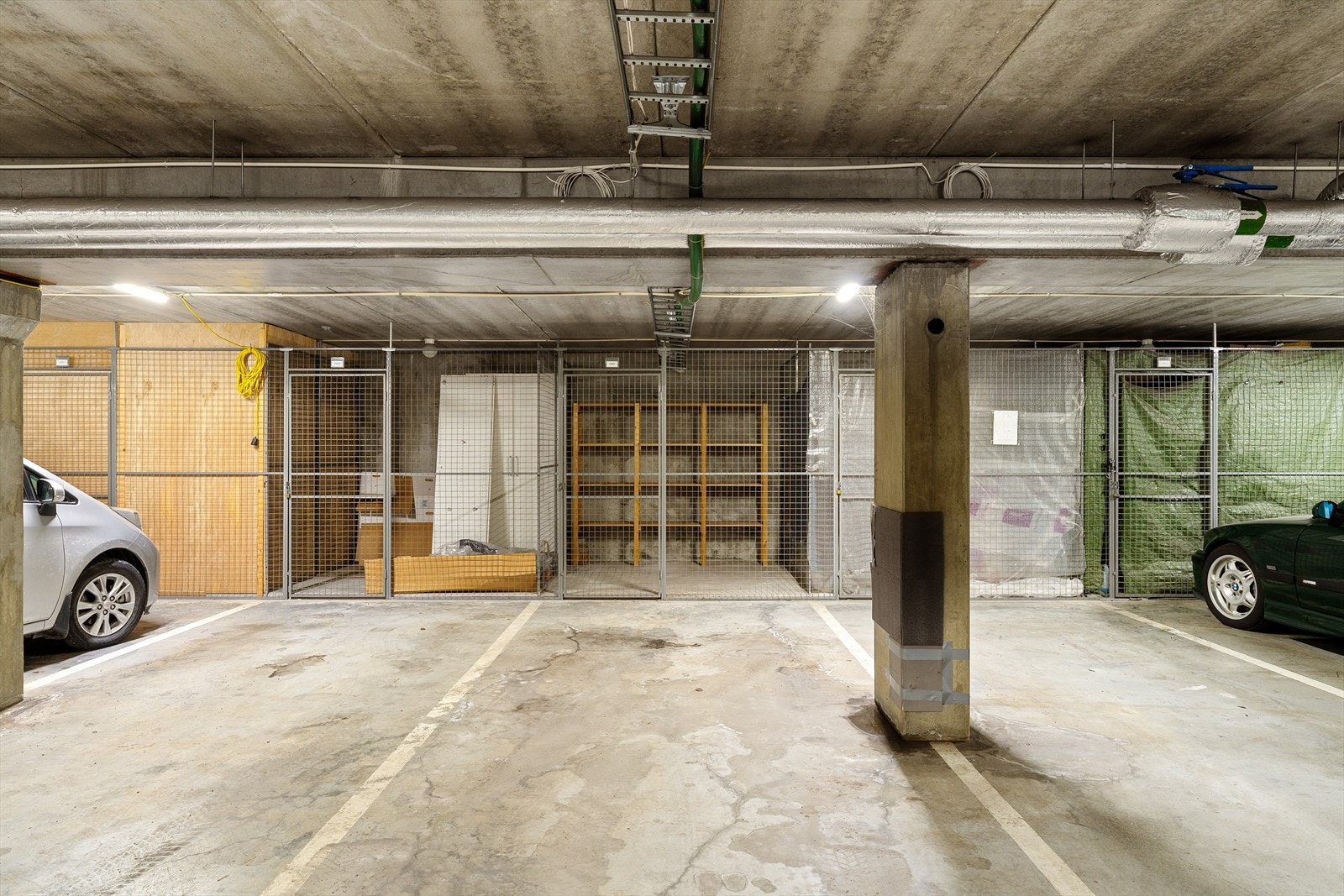 Parkeringsplass med tilhørende bod Galleribilde