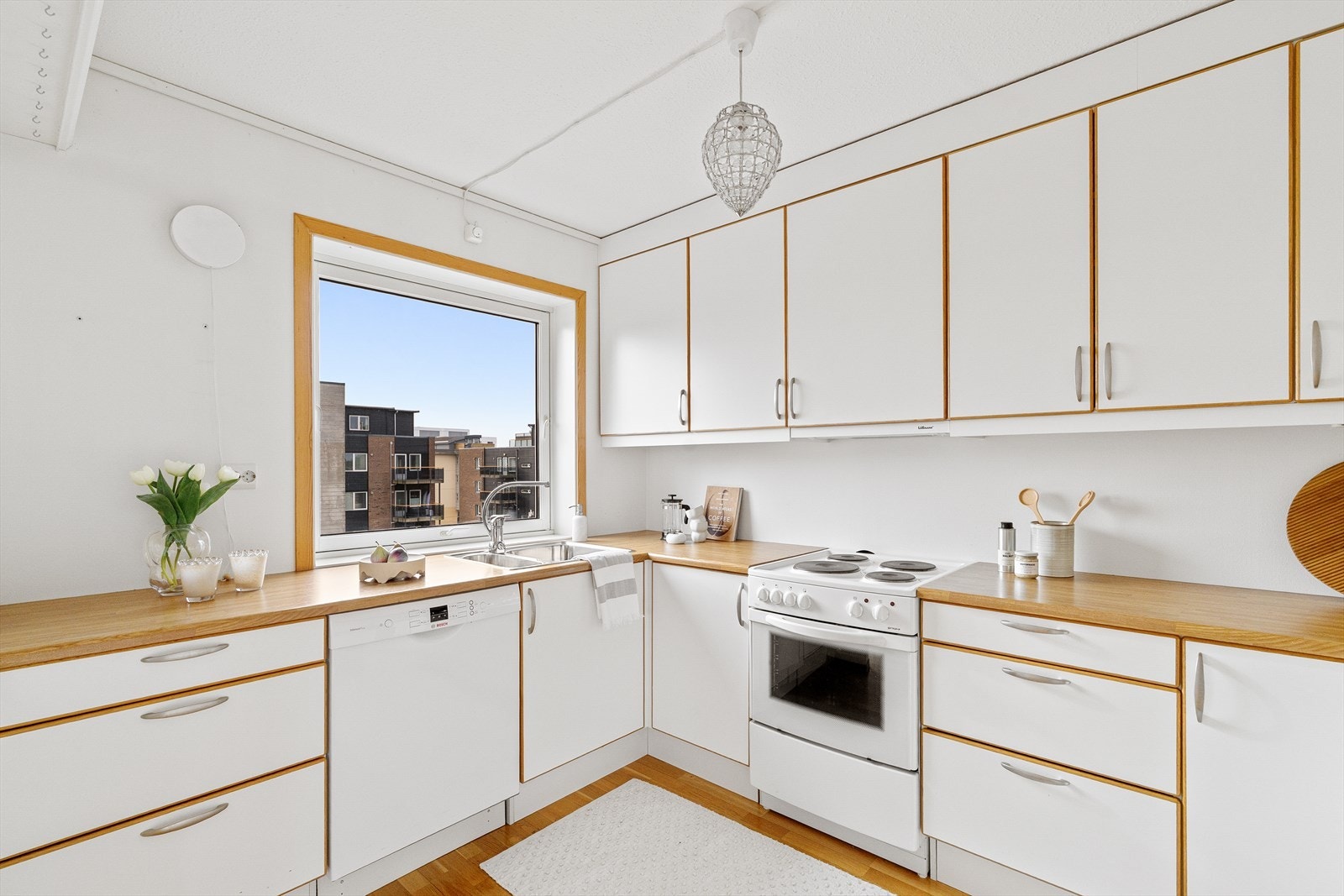 Kjøkkenet har god skap og benkeplass. Galleribilde