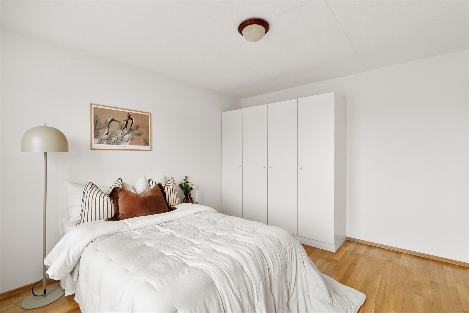 Garderobeskapet medfølger i handelen. Galleribilde