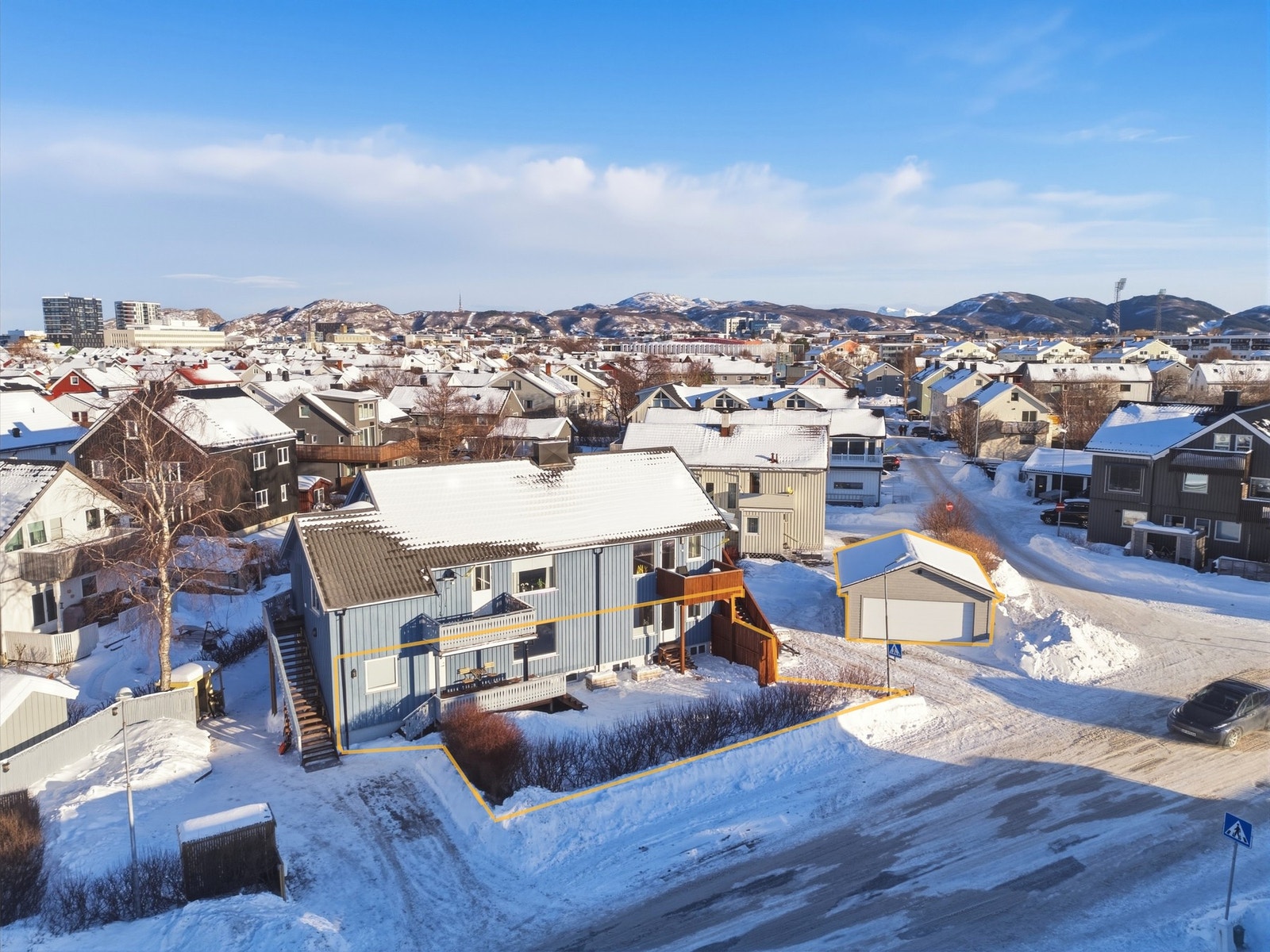 Romslig og flott selveierleilighet med arealer i 1. etasje og kjeller. God standard, mye lagringsplass, dobbelgarasje og utleiehybel som genererer 7500,- i månedlige inntekter. Galleribilde