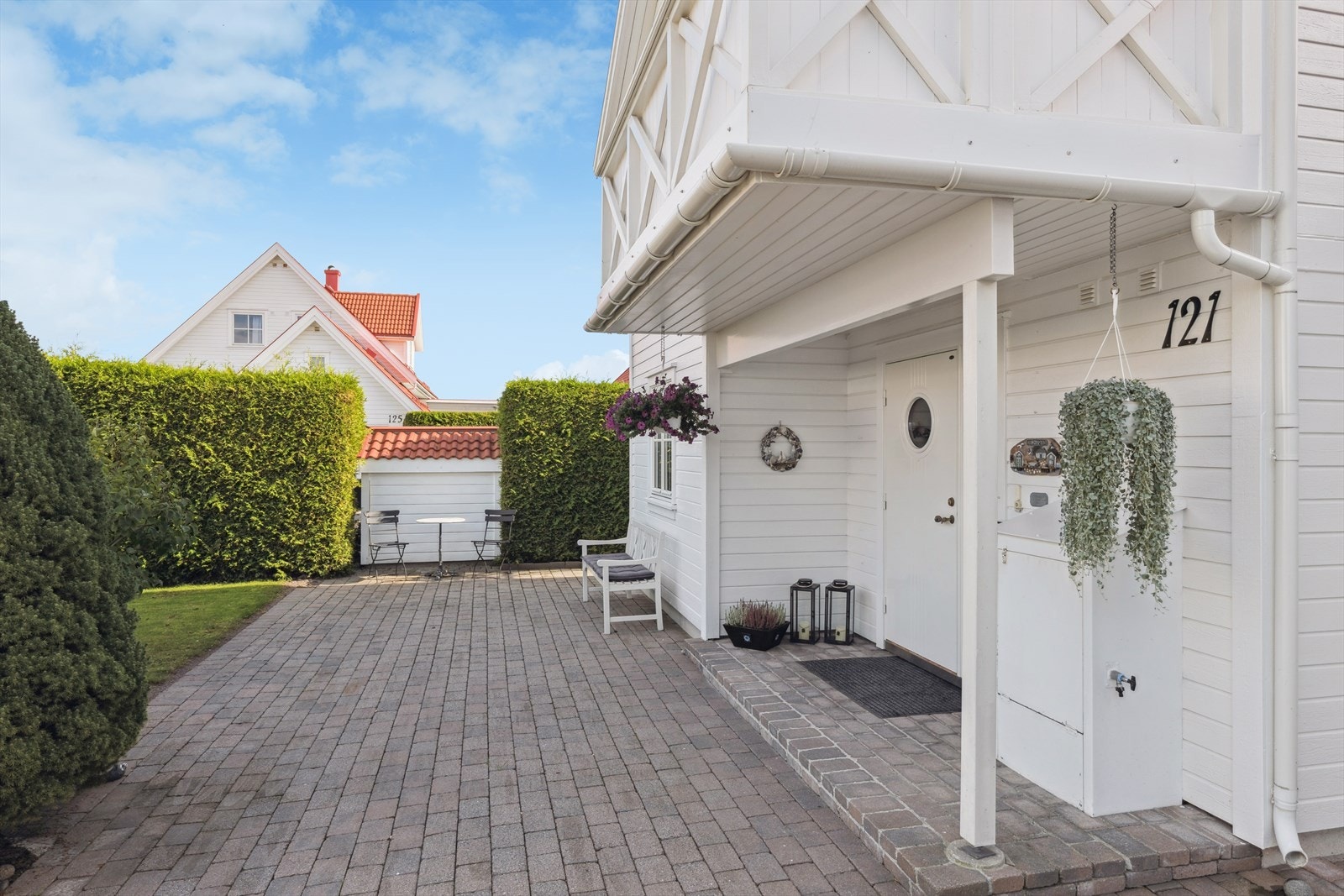 Koselig hageflekk og uteplass ved inngangspartiet. Galleribilde