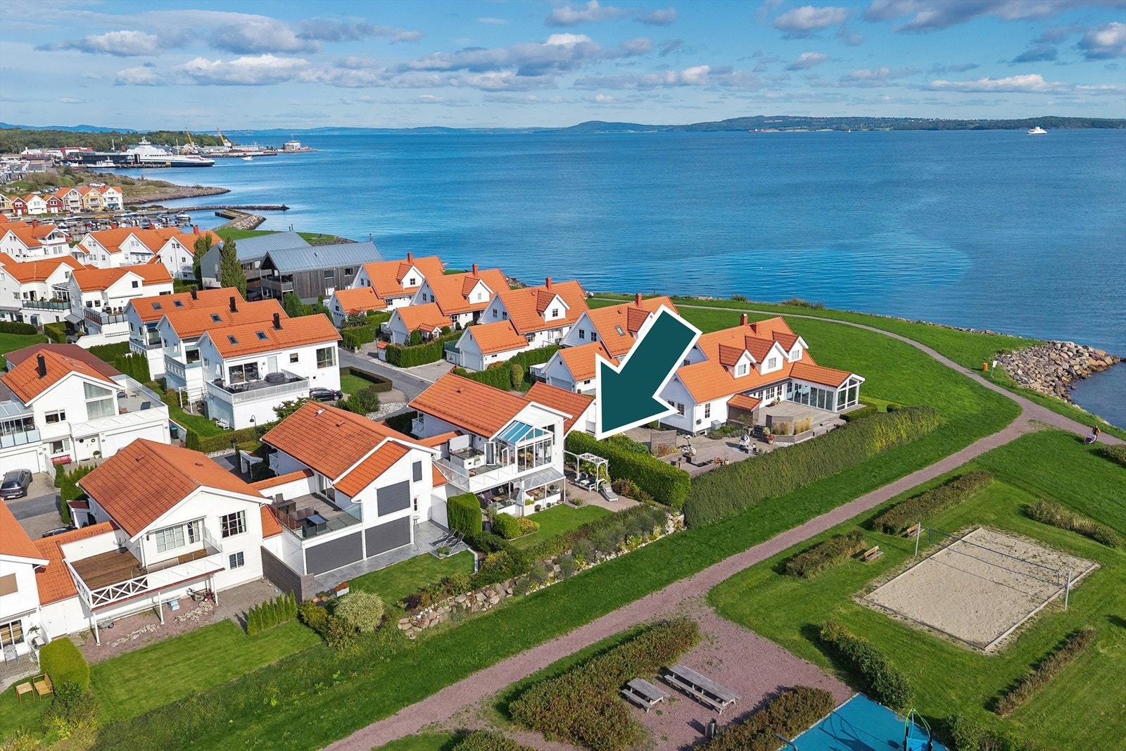 Her bor man umiddelbar nærhet til badeplass, båthavn og kyststiens langstrakte turvei. Galleribilde