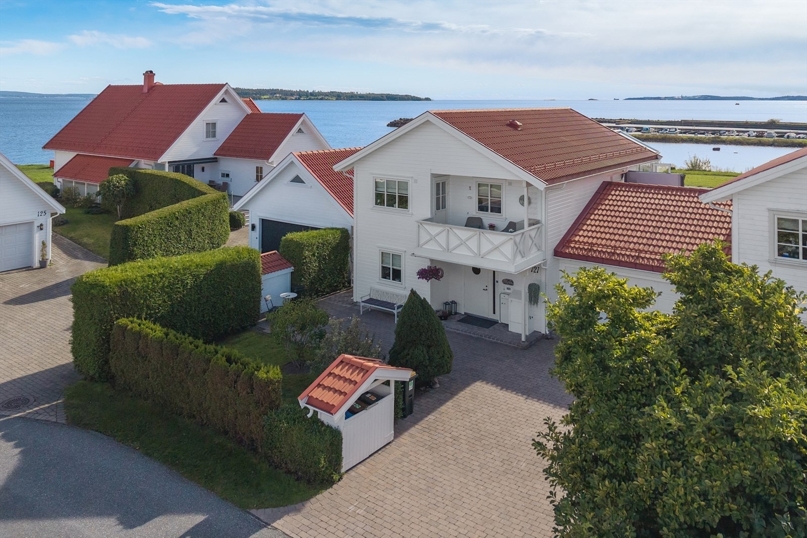 Her ses fasade og gårdsplass mot nord. Galleribilde