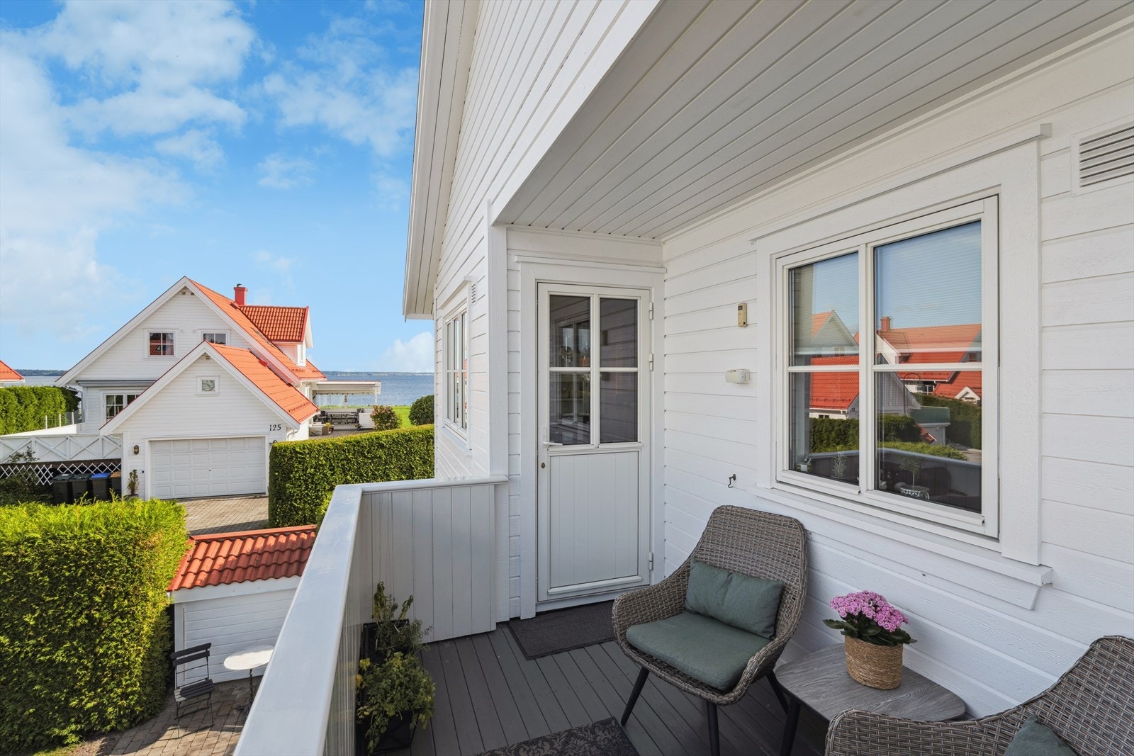 Balkongen vender mot nord - her får man de siste solstrålene på en sen sommerkveld. Galleribilde