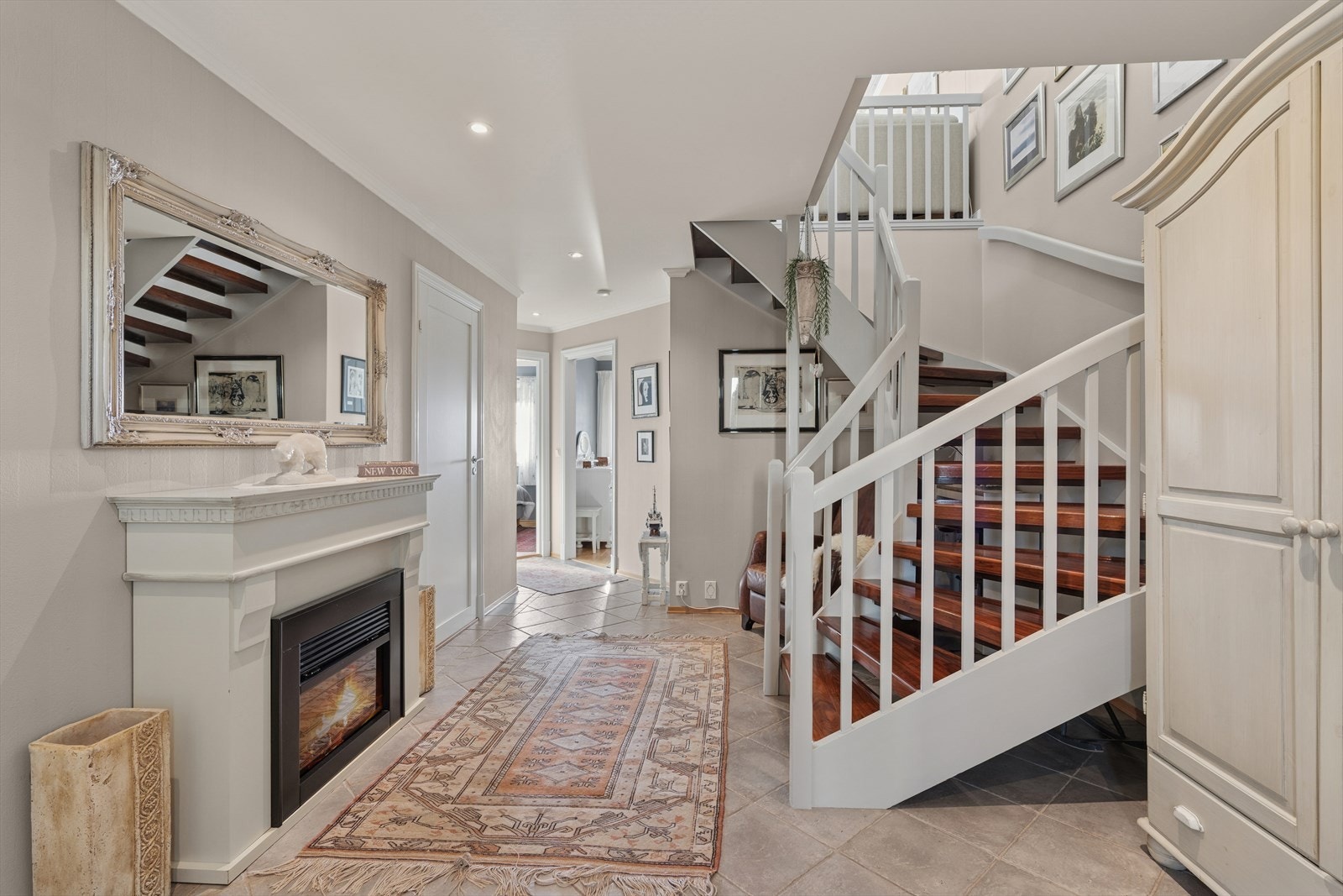 Stor entré/hall med plass til flere oppbevaringsmøbler. Galleribilde