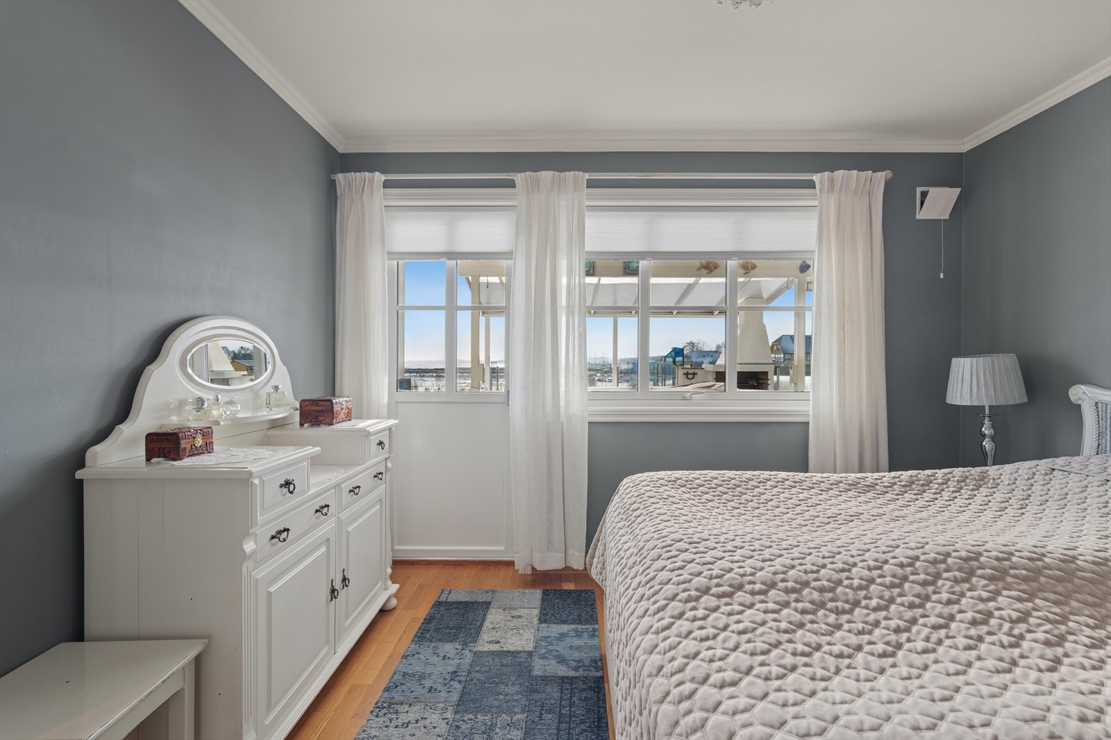 Hovedsoverommet har utgang til hagen og uteplassen mot syd. Galleribilde