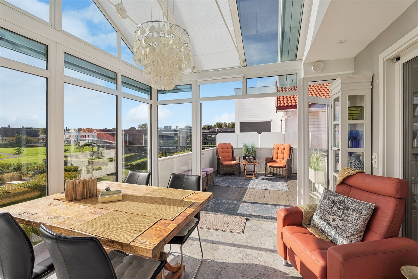 Fra vinterhagen er det utgang til veranda mot sydvest. Galleribilde