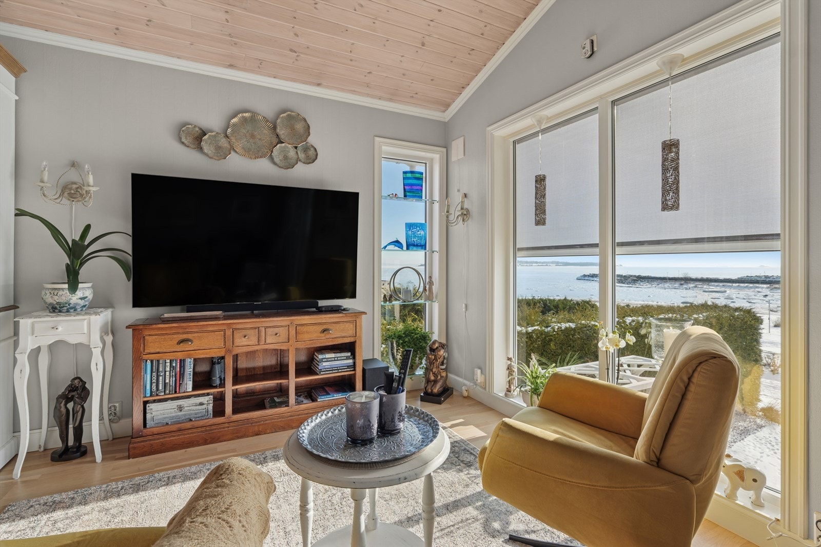 De store vindusflatene åpner rommet opp mot den flotte utsikten. Galleribilde