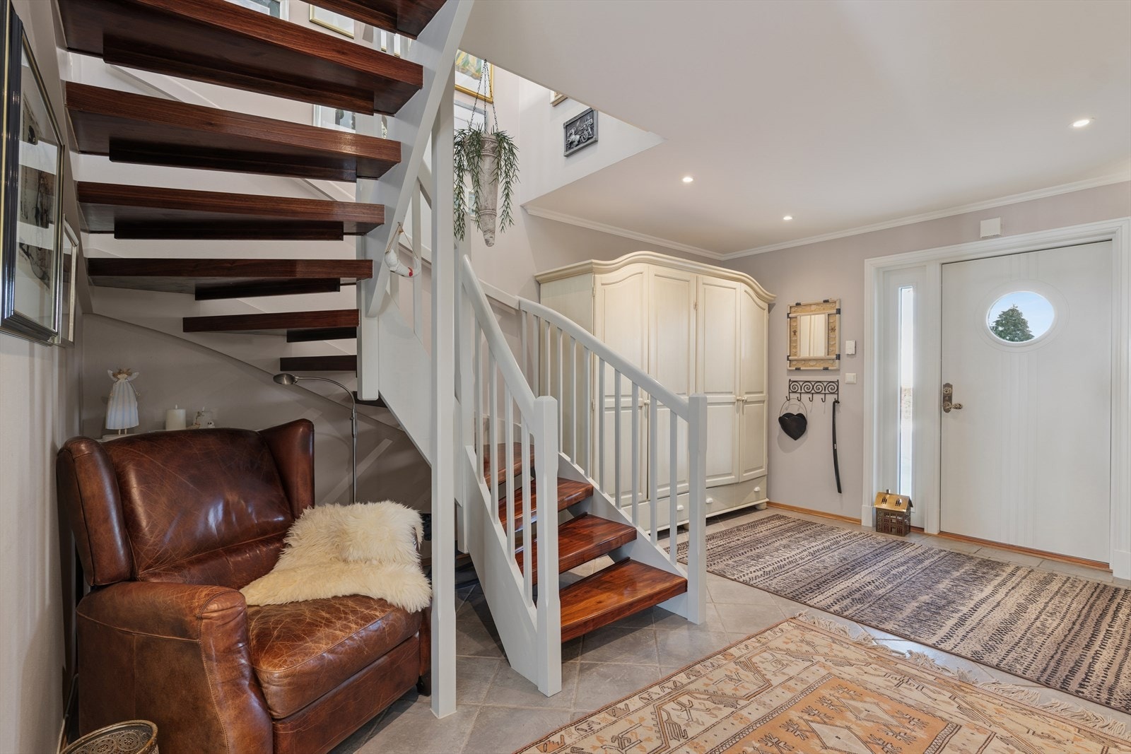 Det store linskapet i entreen medfølger i salget. Galleribilde