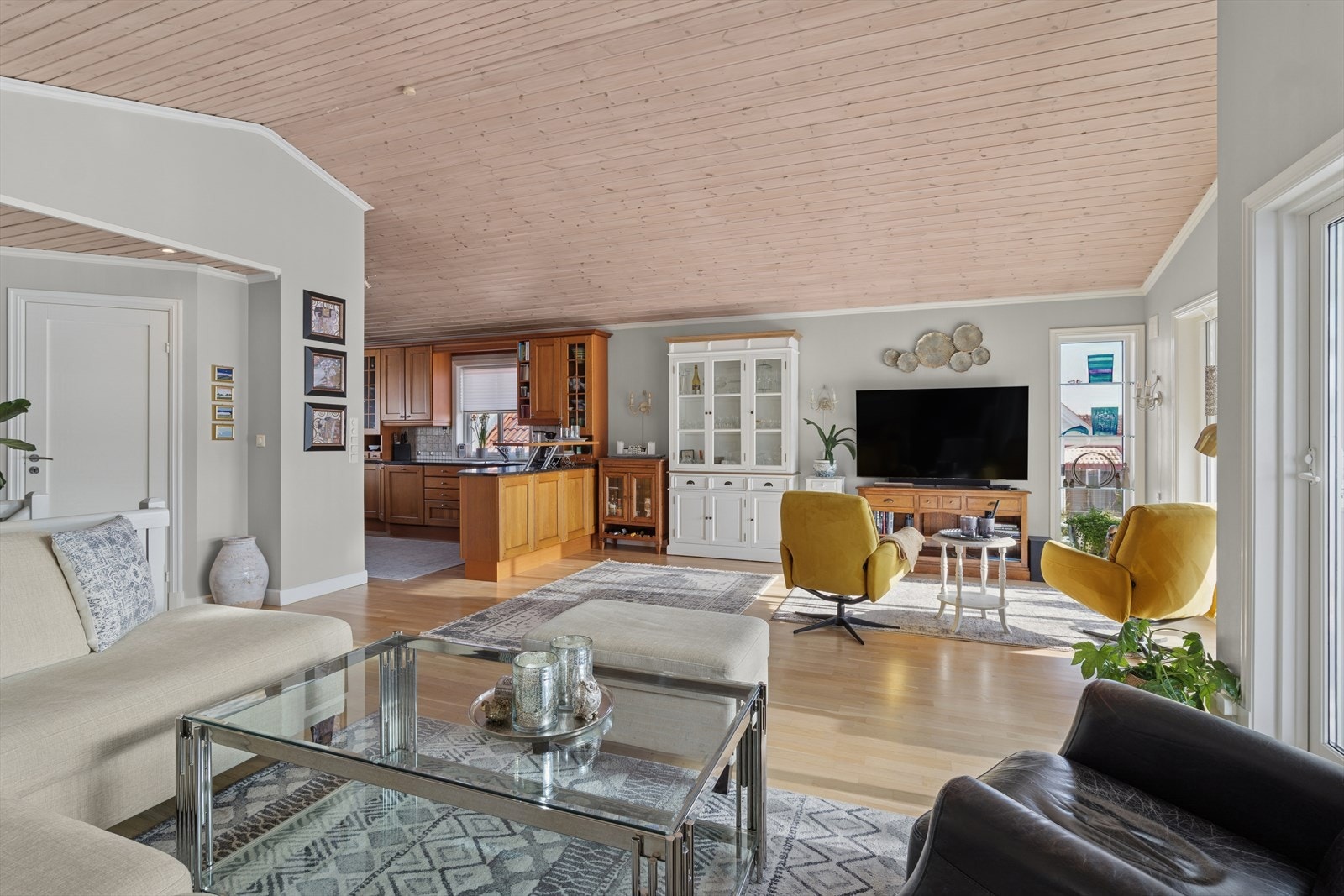 2. etasje har en åpen planløsning, og den gode takhøyden gir etasjen et ekstra luftig preg. Galleribilde