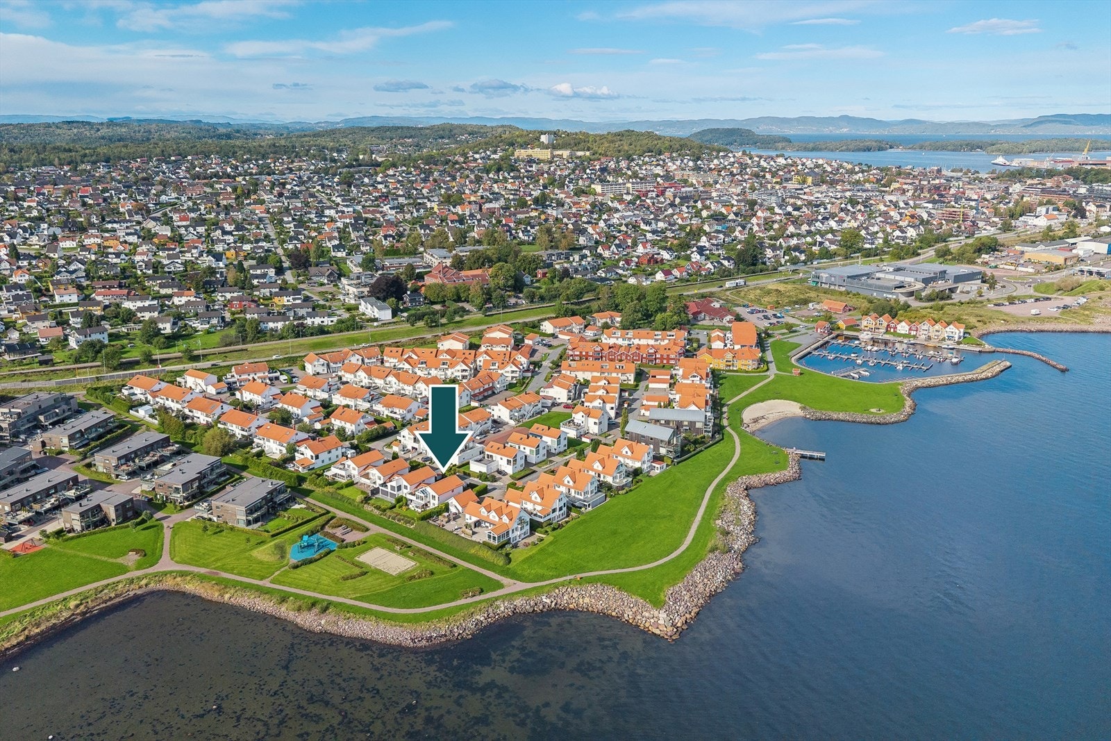 Fra eiendommen er det få meter til næringspark med bl.a. dagligvare, matservering og treningsstudio. Galleribilde