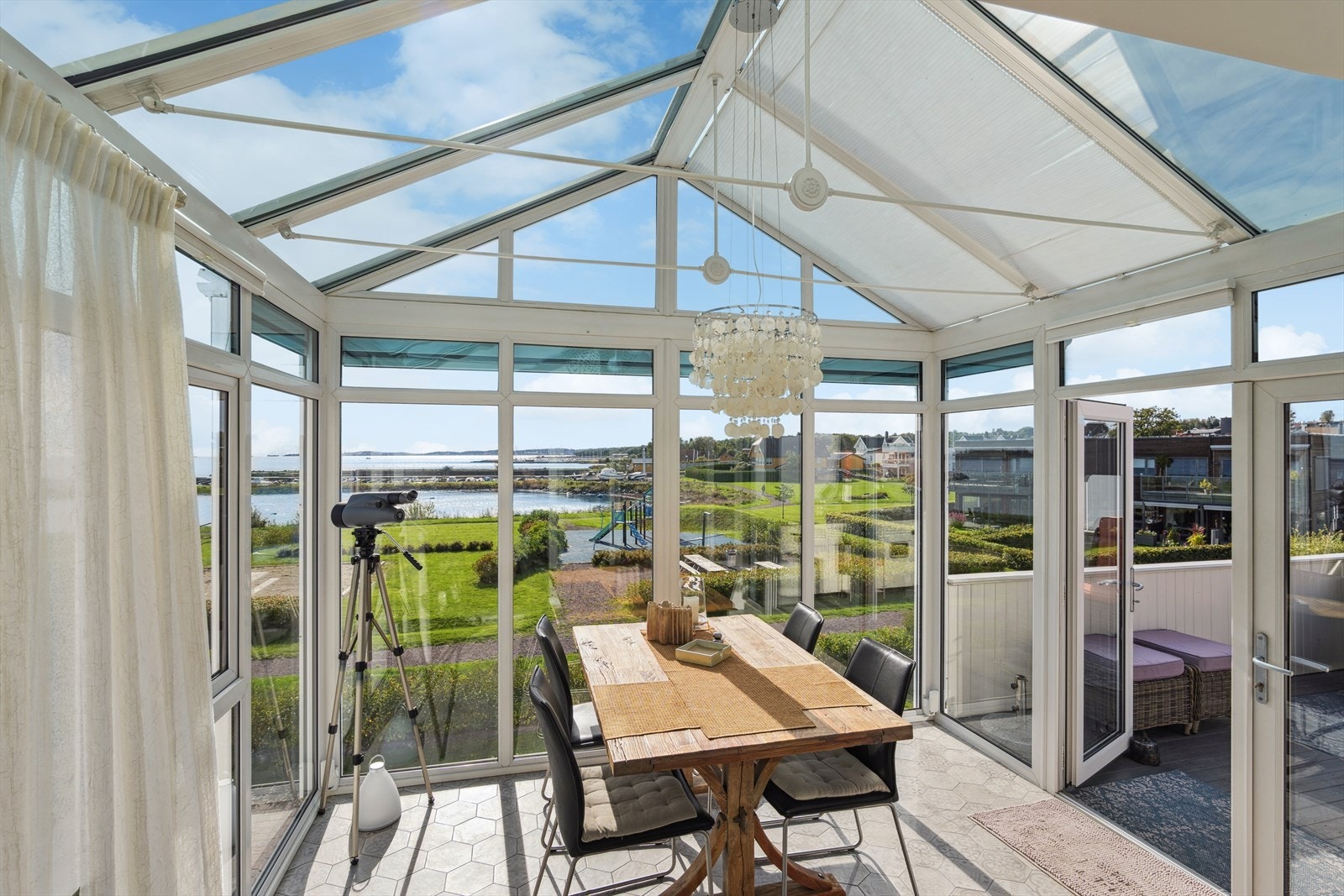 Vinterhagen fungerer som en naturlig forlengelse av boligens oppholdsrom, og gir en luftig atmosfære med flott utsikt. Galleribilde