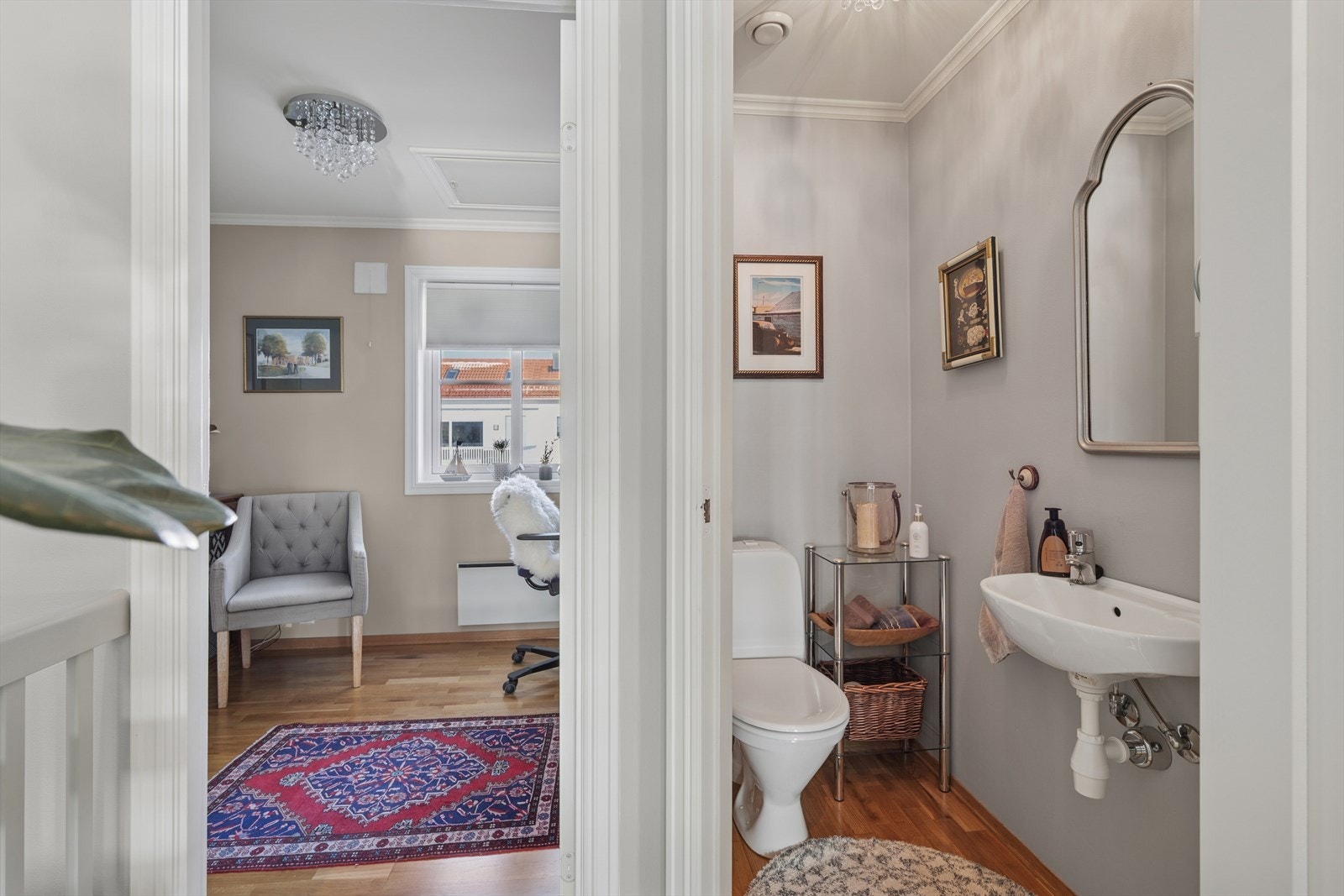 Praktisk toalettrom i 2. etg med wc og servant. Galleribilde