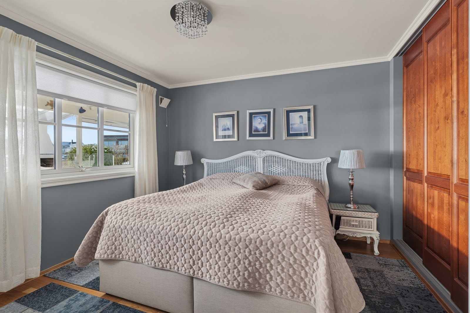 Hovedsoverommet er innredet med stor skyvedørsgarderobe. Galleribilde