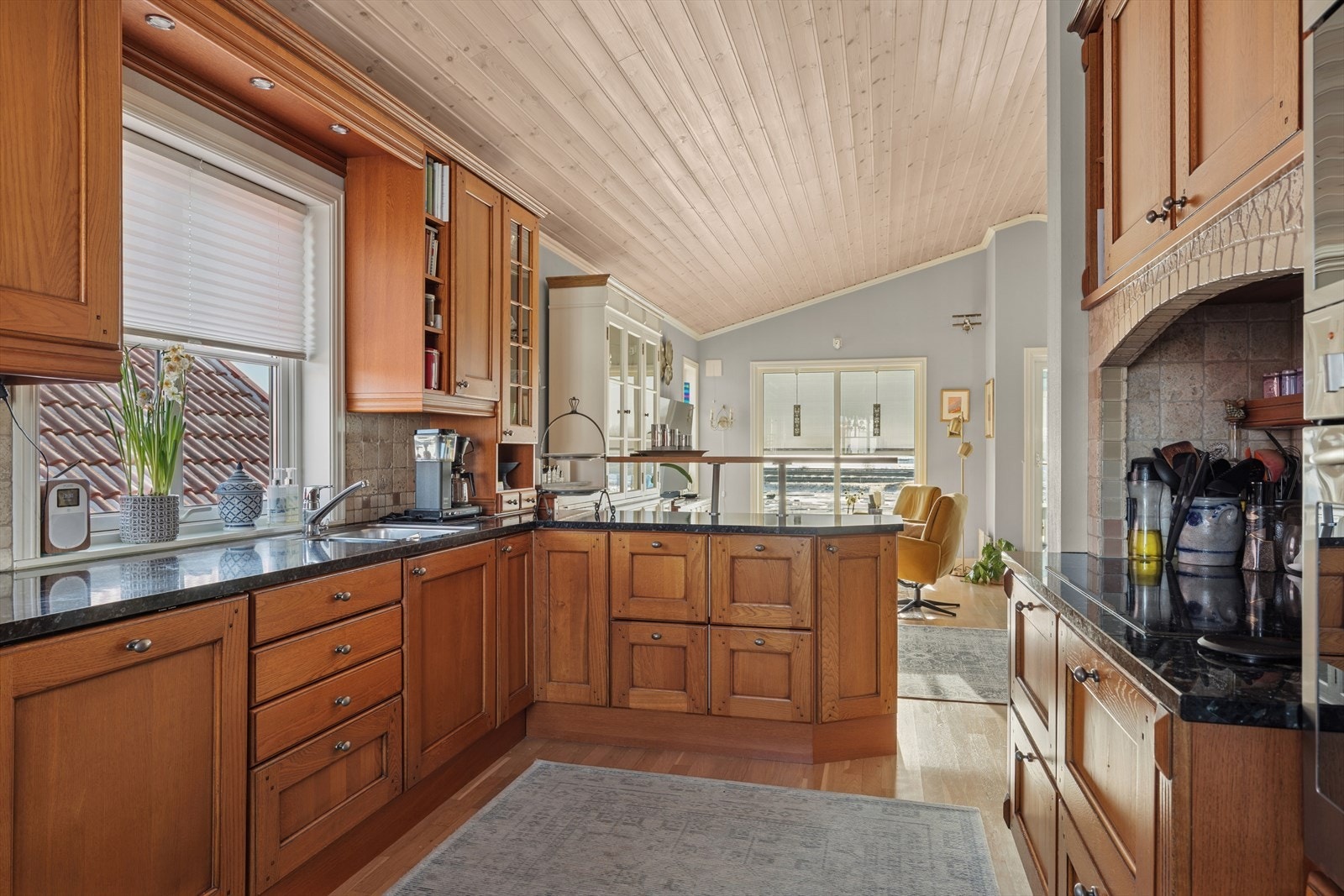 Her er det godt med skap- og benkeplass. Galleribilde