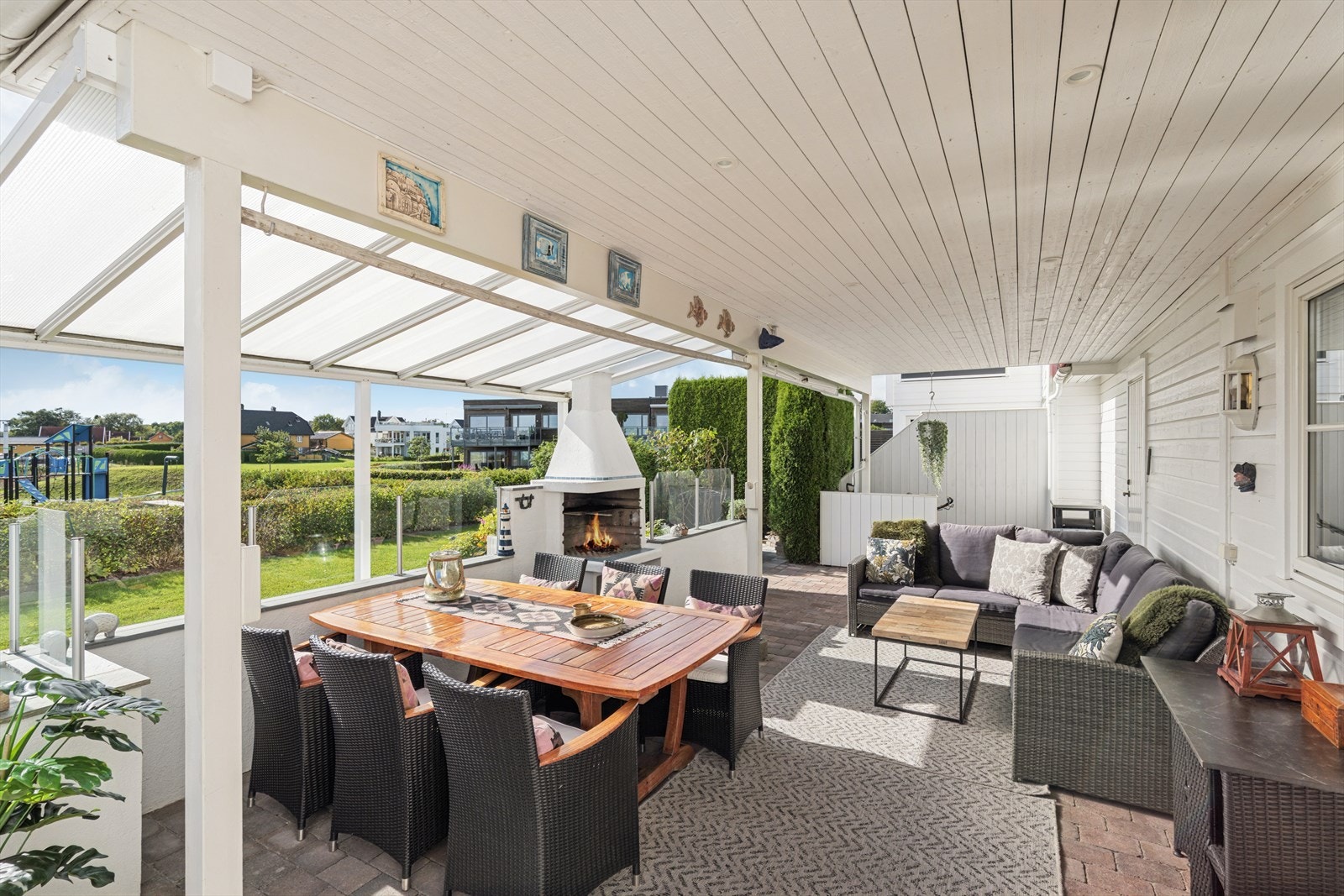 Overbygget og lun uteplass mot syd med peis og steinsatt dekke. Galleribilde