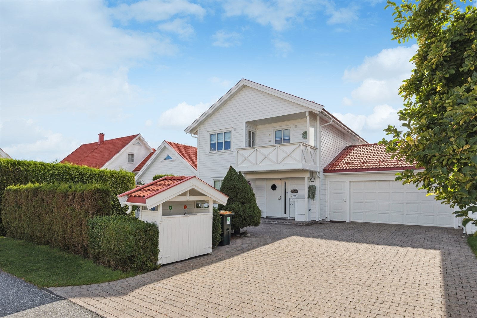 Den steinsatte gårdsplassen gir gode muligheter for parkering av flere biler. Galleribilde