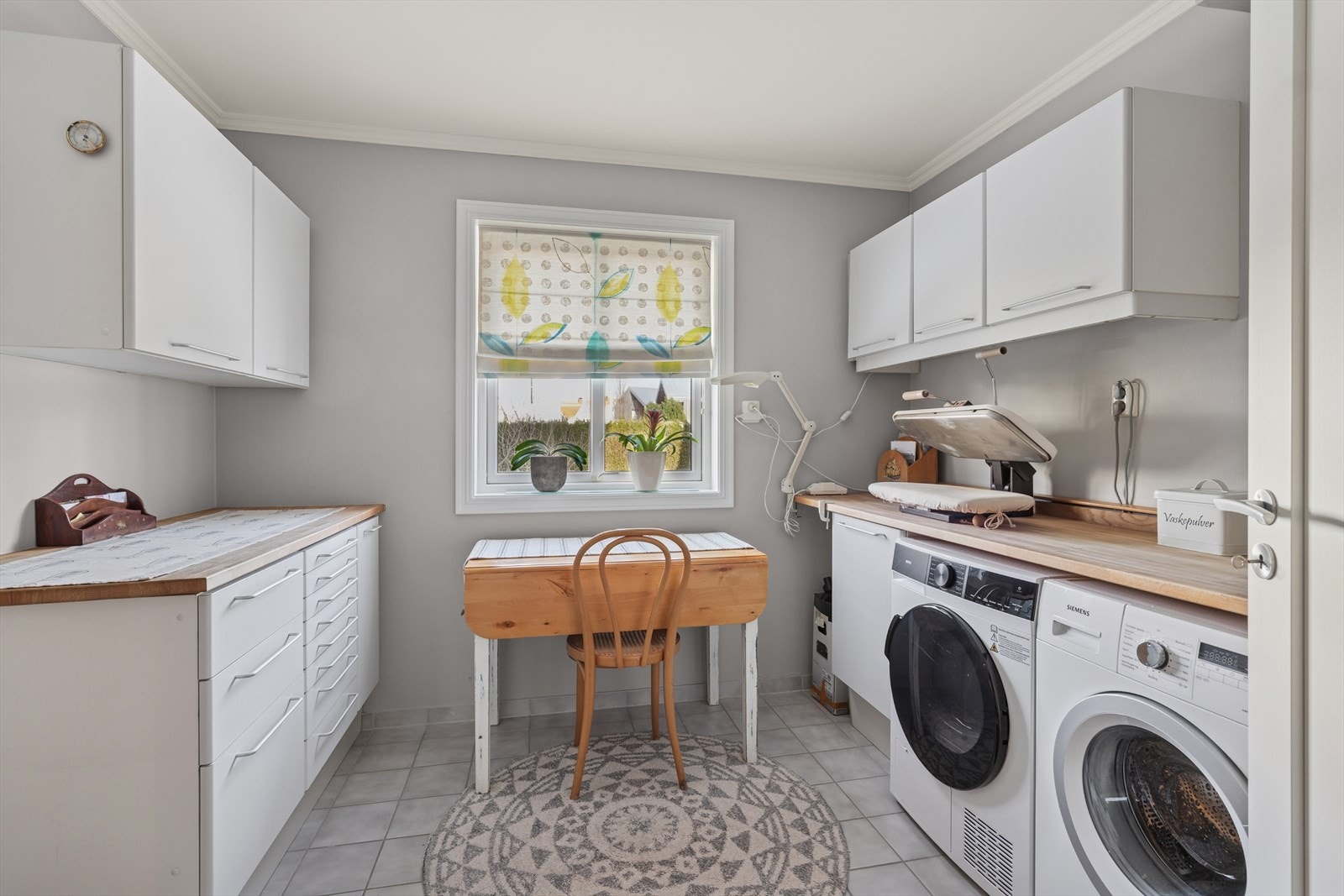 Stort vaskerom som også kan benyttes som hobbyrom. Galleribilde