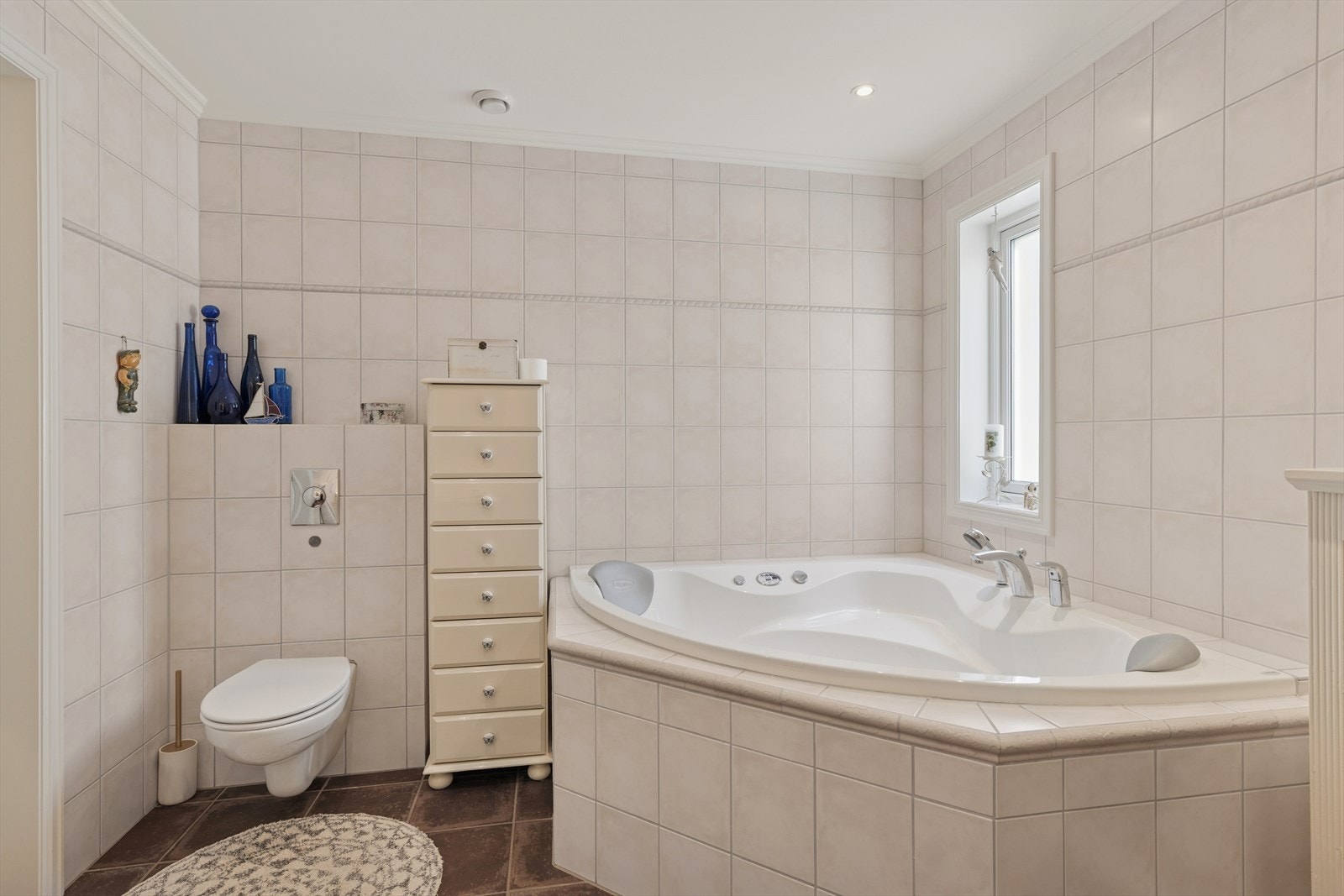 Badet er utstyrt med både badekar og dusjhjørne. Galleribilde