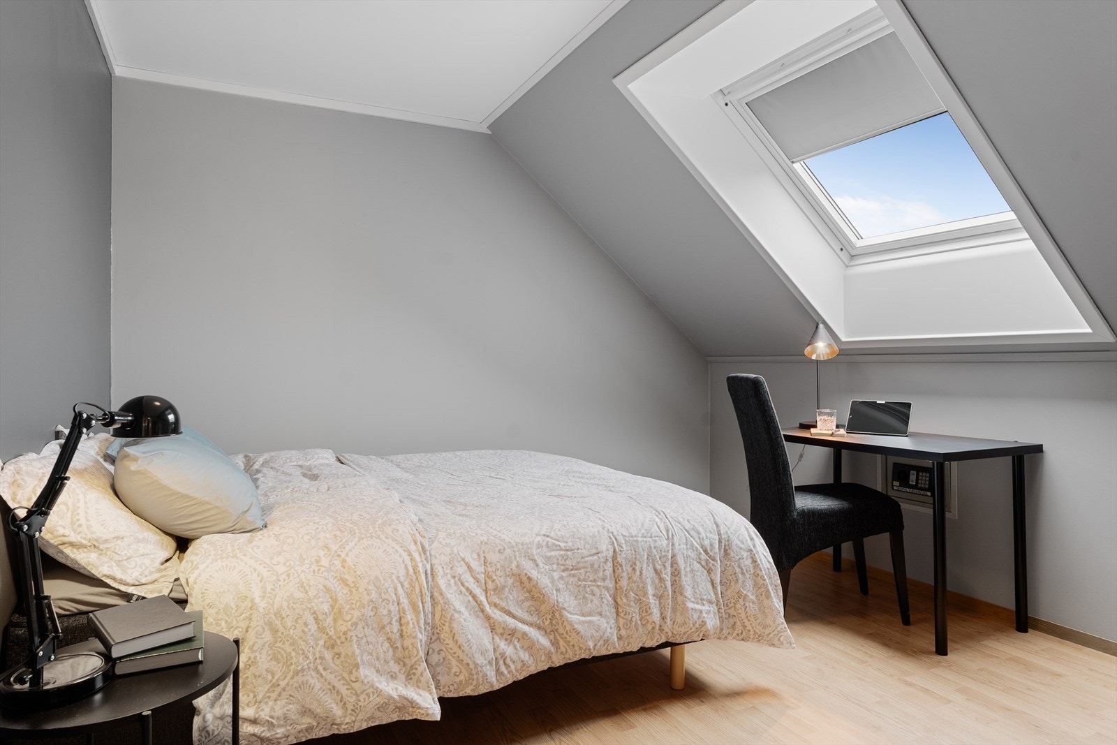 I tillegg til to soverom i etasjen er det også et pent rom som i dag benyttes som et ekstra soverom - rommet er byggemeldt og godkjent som kontor Galleribilde