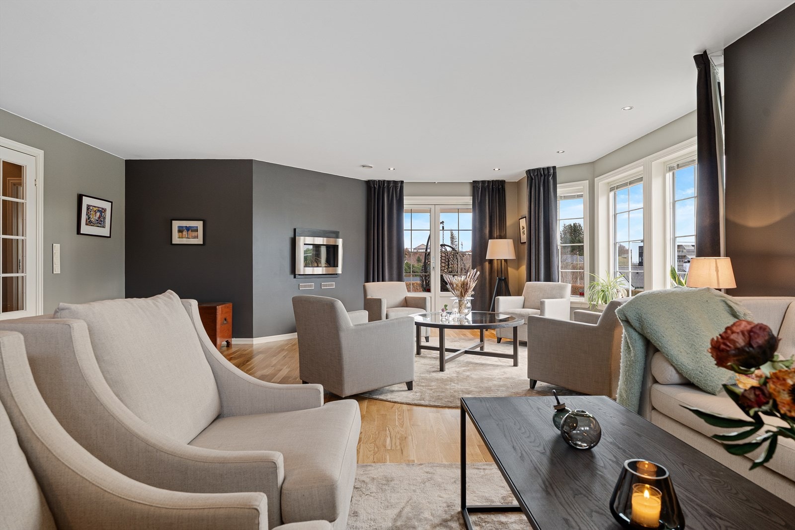 De store vinduene sørger for masse naturlig lysinnslipp i rommet Galleribilde