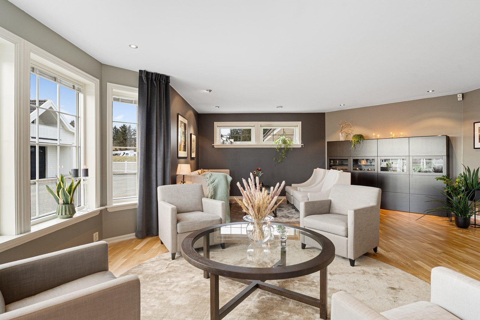 Parketten i stue, kjøkken og gang i 1. etasje ble skiftet i 2023 Galleribilde