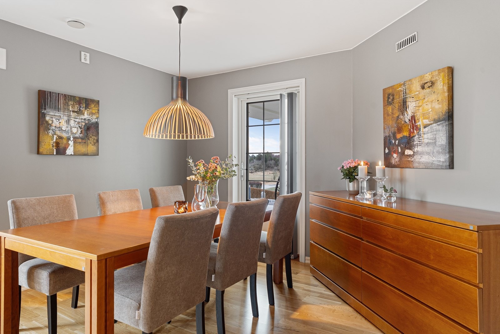 Her ligger alt til rette for å kunne invitere venner og familie til et bedre måltid samlet rund spisebordet Galleribilde