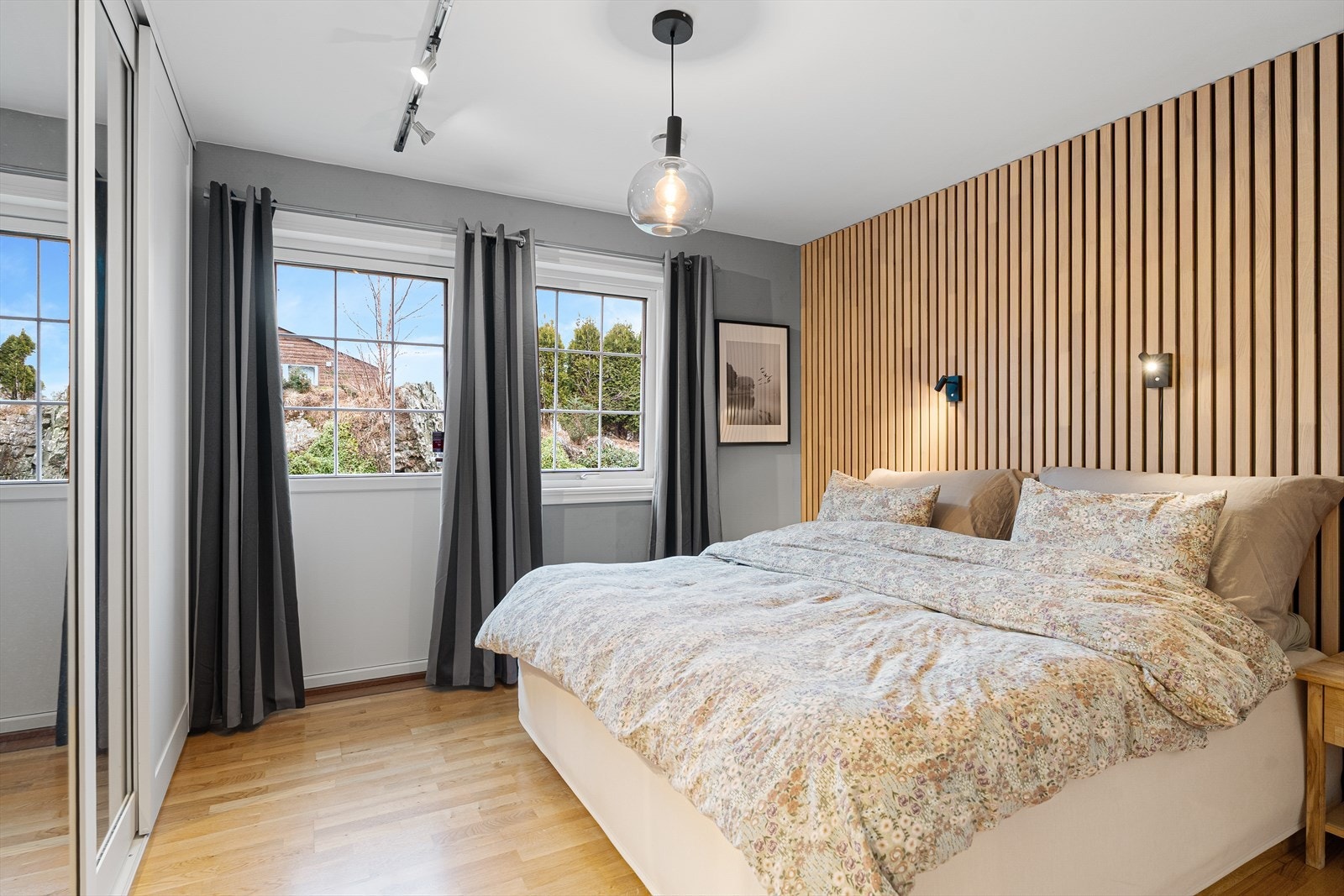 I 1. etasje er det et tiltalende og flott hovedsoverom med god plass til dobbeltseng og tilhørende nattbord - fra rommet er det direkte utgang til det herlige uteområdet Galleribilde