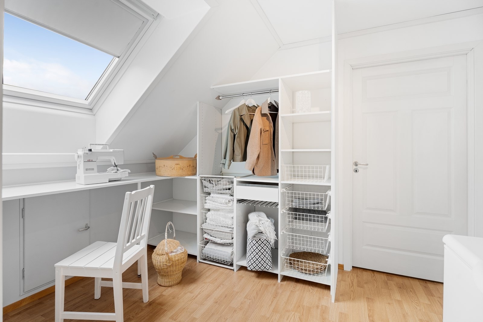 Det er også et flott hobbyrom med adkomst til uinnredet loft med god lagringsplass Galleribilde