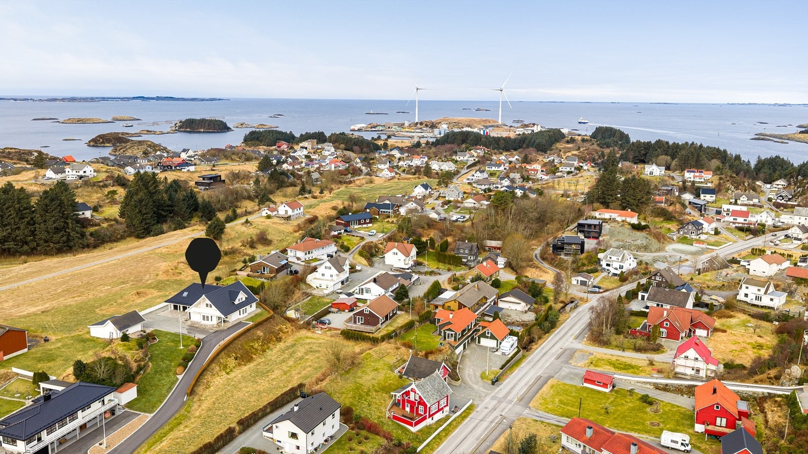Her bor du med nærhet til barnehage, flotte turområder og natur - for øvrig er det ca. 2,5 km til Torvastad skole og kultursenter (1-7 klasse) hvor du også finnet et flott idrettsanlegg samt ca. 3 km til dagligvarebutikken Kiwi på Torvastad Galleribilde