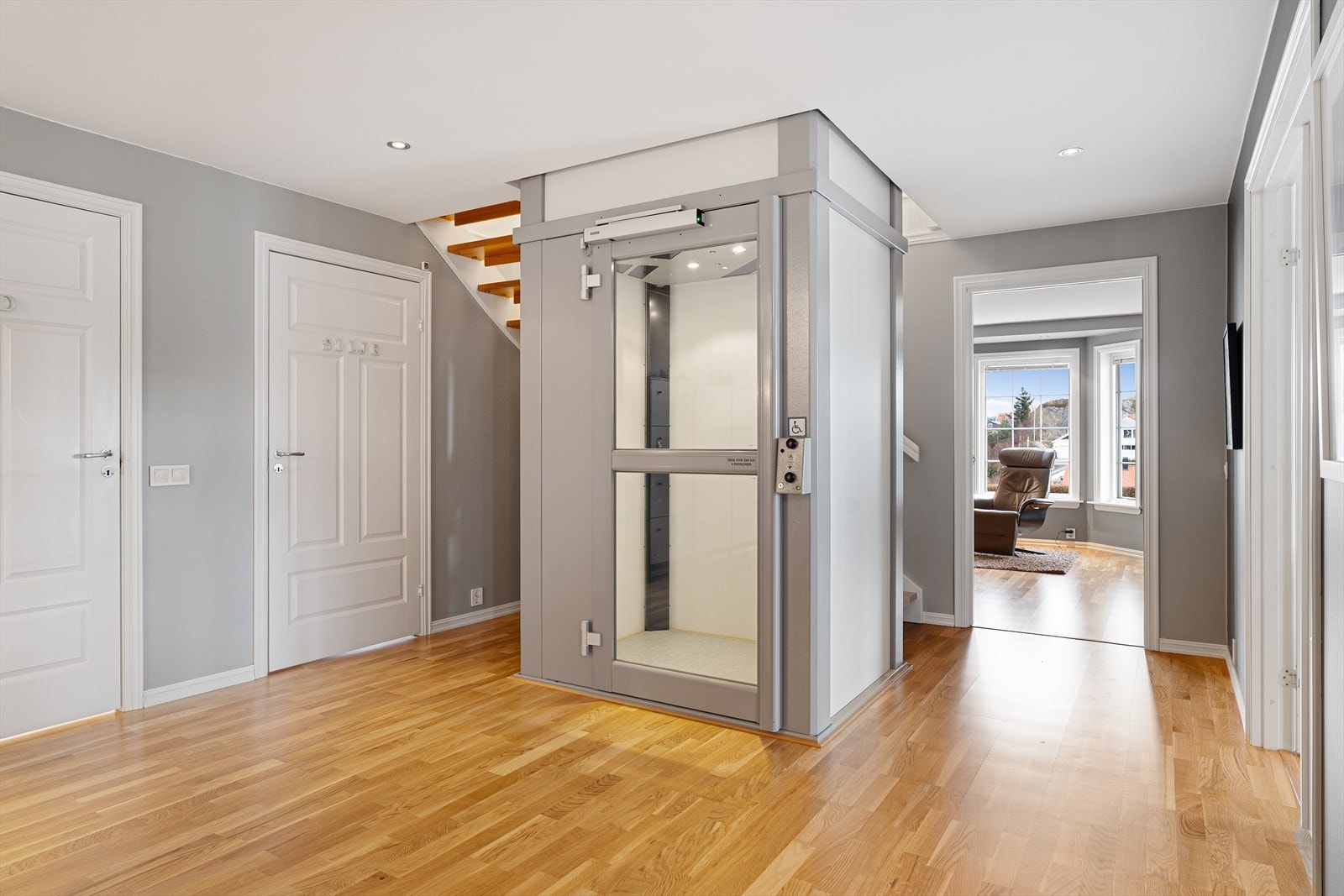 Det er installert sjaktheis i boligen som er levert av hjelpemiddelsentralen Galleribilde