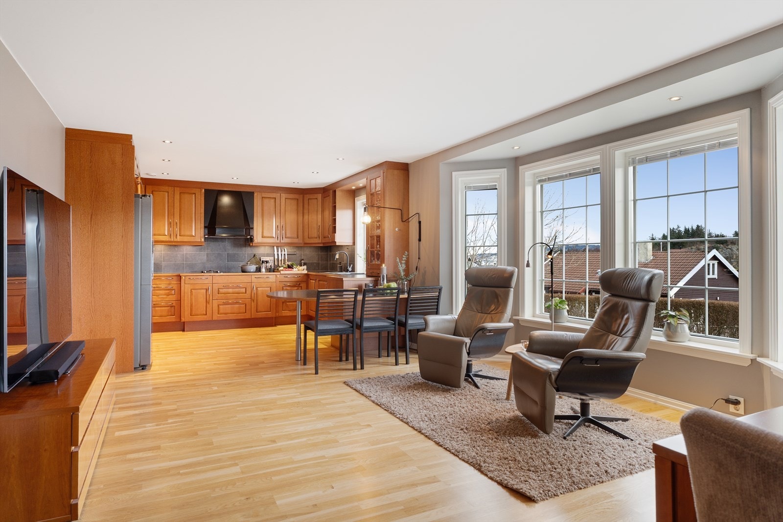 Boligen kan by på et meget romslig og flott kjøkken med masse skap- og benkeplass Galleribilde