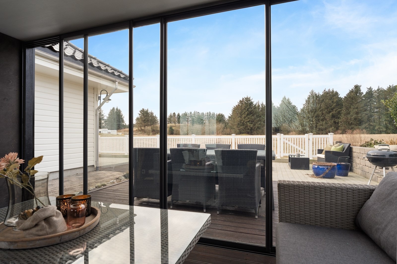 Hagestuen har store dører som enkelt kan skyves til side - perfekt på varme og solrike dager! Galleribilde