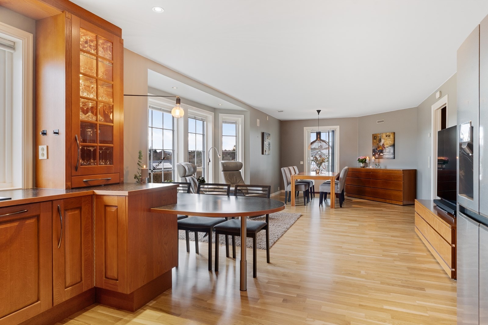 Det romslige kjøkkenet har god plass til stort spisebord, lenestoler og tv-møblemet - et allsidig og kjekt rom familien garantert vil sette stor pris på! Galleribilde