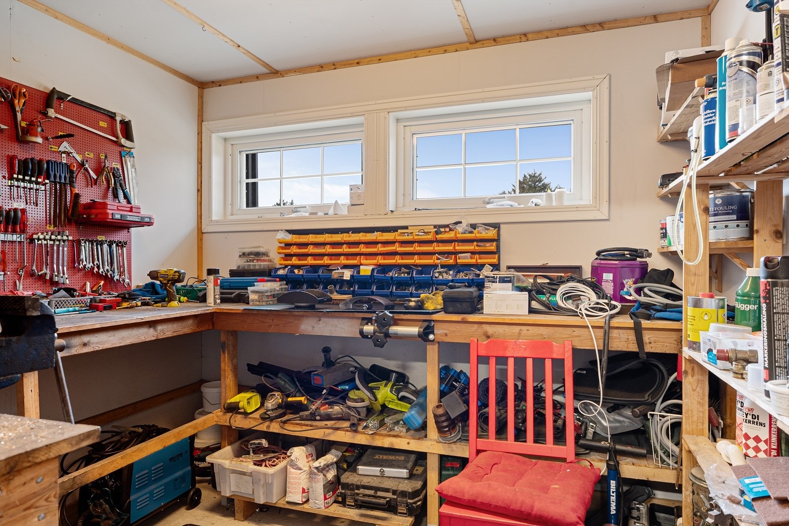 Det er også mye ekstra lagringsplass i verksted i tilknytning til garasjen Galleribilde