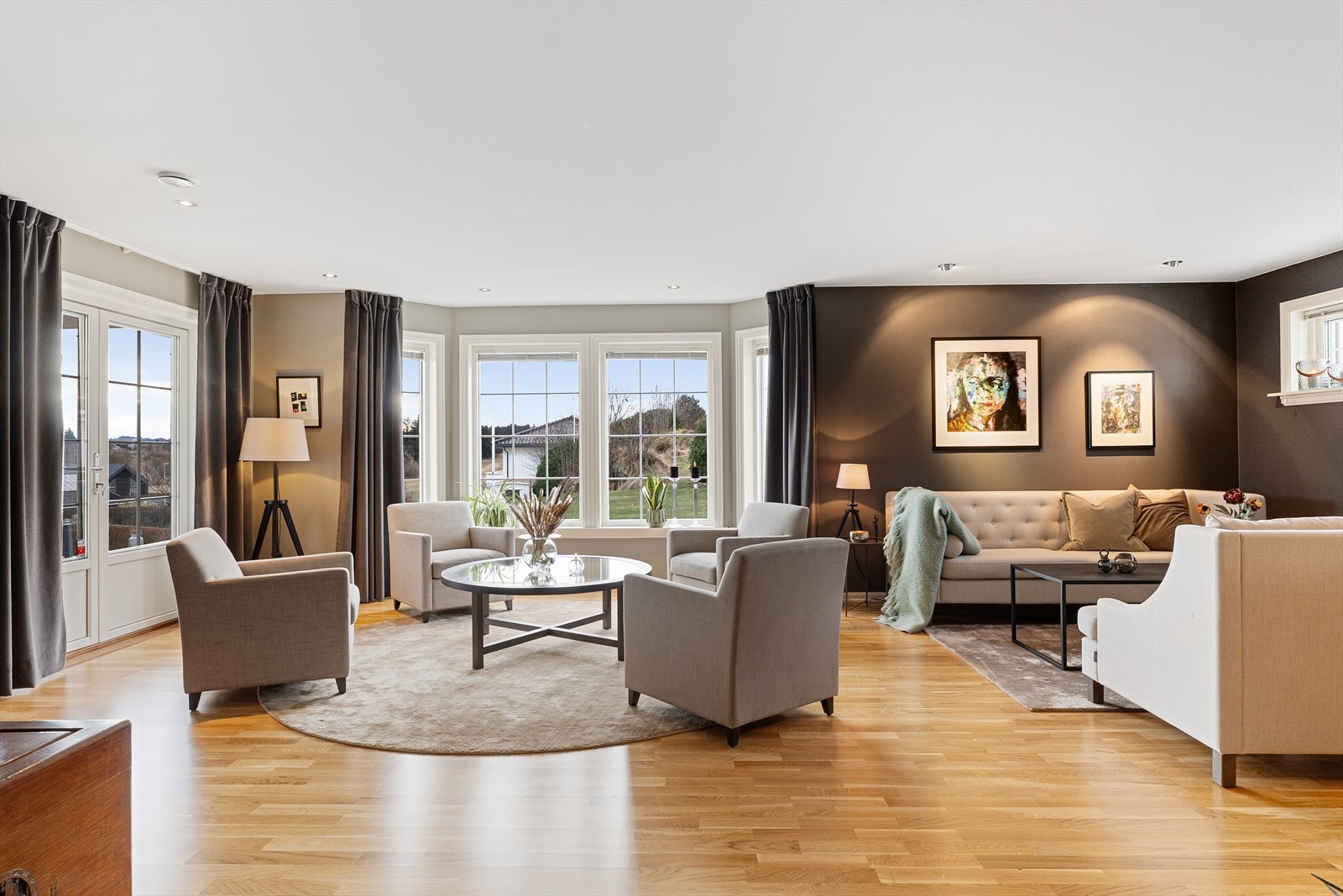 Her får du en lys og meget romslig stue med god plass til flere sittegrupper Galleribilde