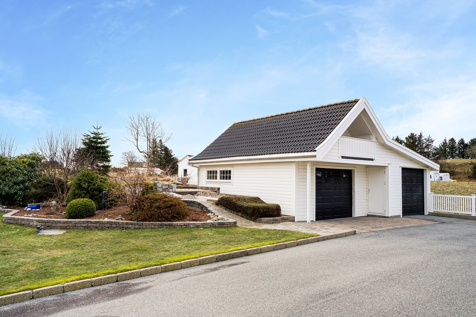 Den frittliggende garasjen er oppført i 2007 - i ettertid er garasjen utvidet med et tilbygg mot sørvest, men dette tilbygget er ikke omsøkt og godkjent av Karmøy kommune Galleribilde