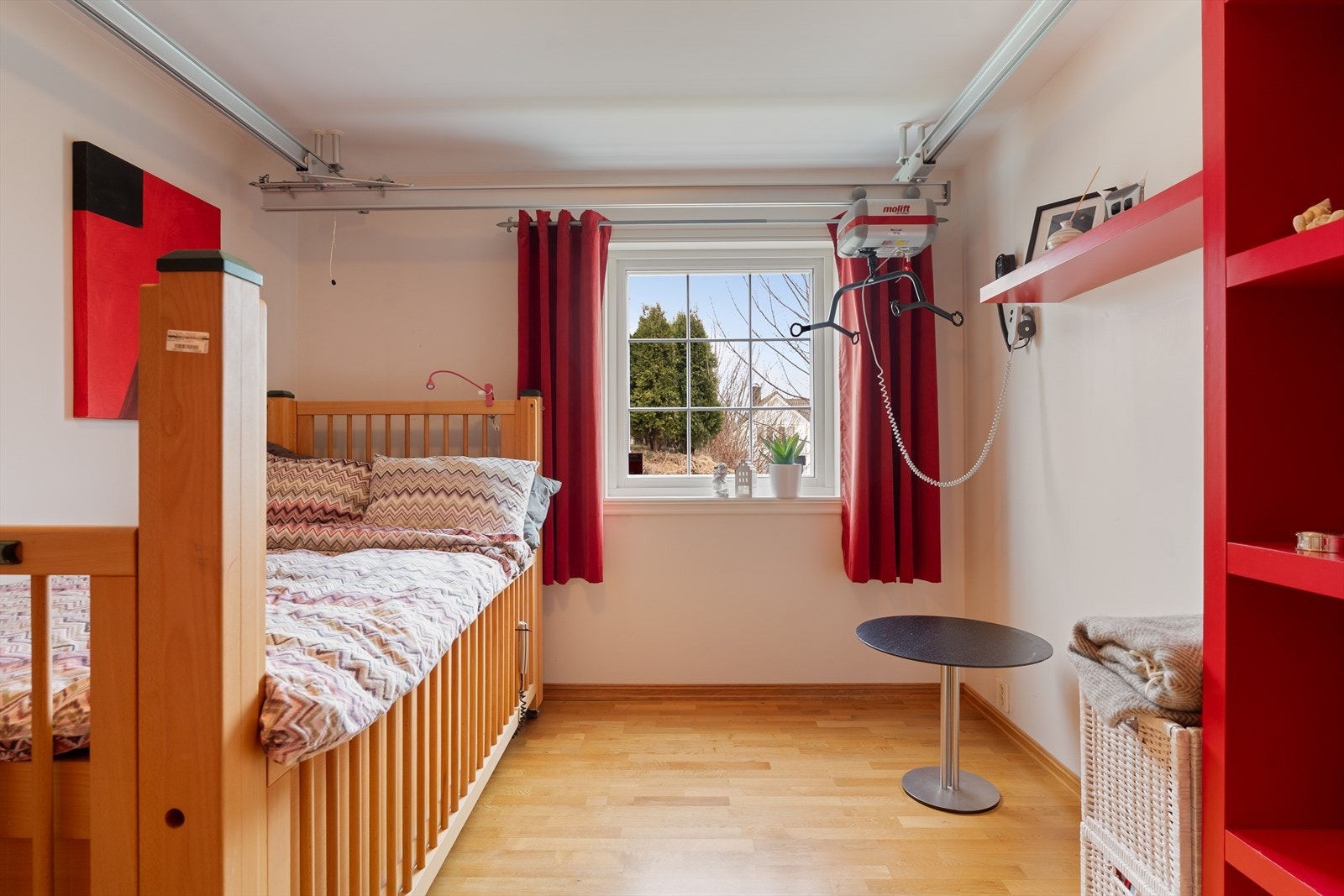 Soverom nr. 2 i 1. etasje er også av god størrelse - soverommet er utstyrt med takheis fra hjelpemiddelsentralen (se mer info om takheis i salgsoppgaven) Galleribilde