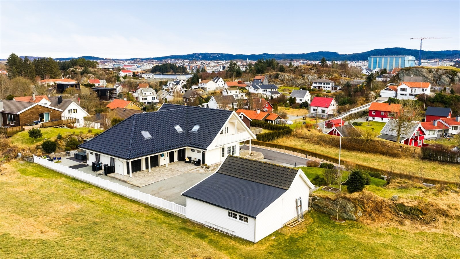 Boligen har en en landlig og attraktiv beliggenhet på vestsiden av Torvastad Galleribilde