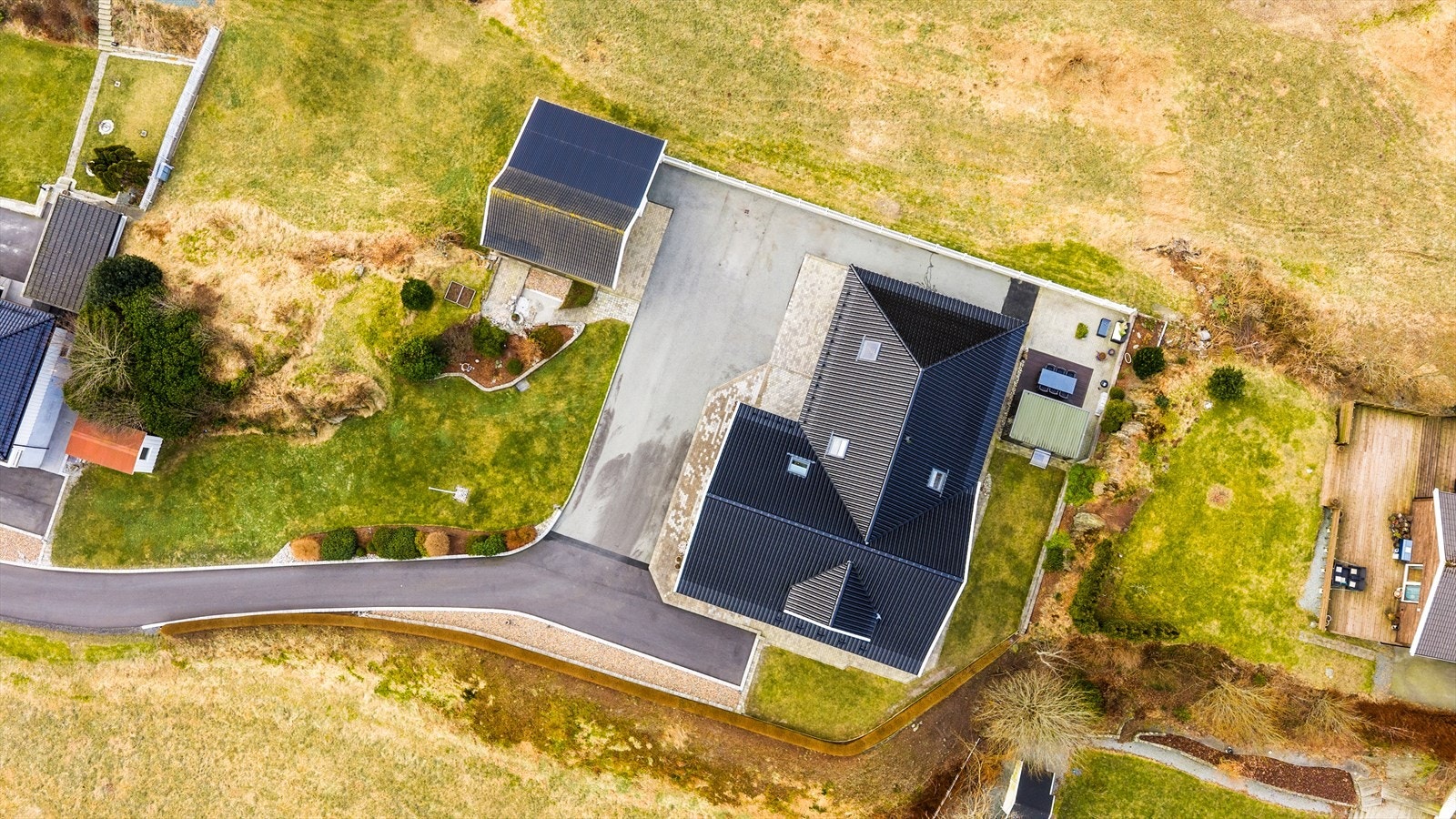 Eiendommen har en flott tomt som er parkmessig opparbeidet med vakre uteområder som virkelig må oppleves Galleribilde