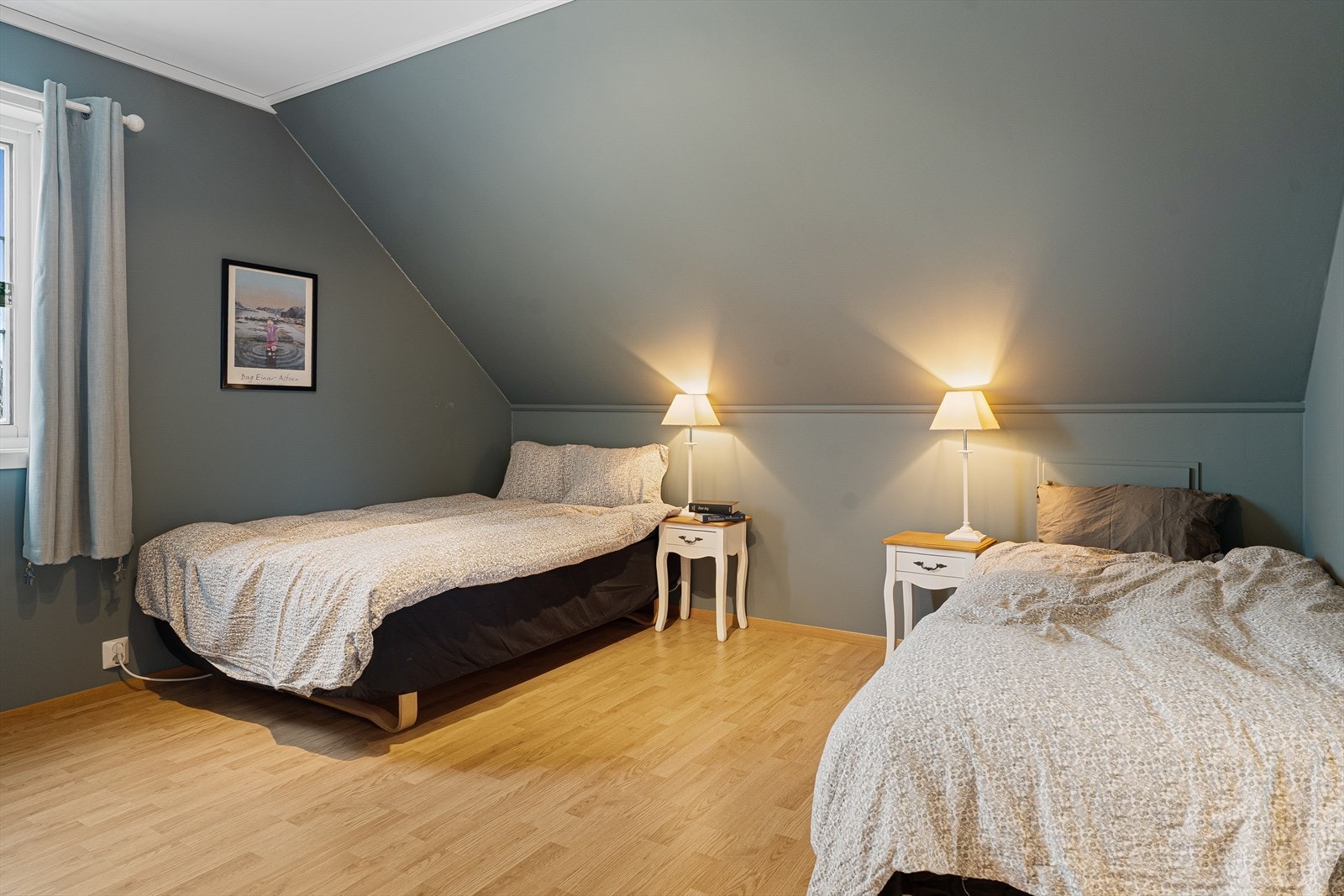 I 2. etasje finner du ytterligere to soverom av god størrelse - det er totalt fire godkjente soverom i boligen! Galleribilde
