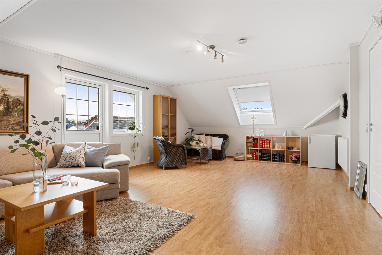 I etasjen finner du også en lys og meget romslig loftstue med god plass til det du måtte ønske av møblement Galleribilde